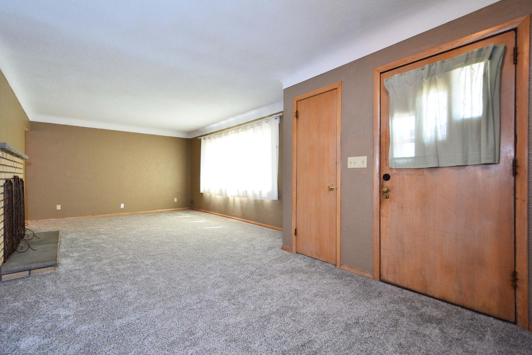 1483 3rd St E 004.jpg