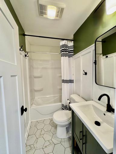 Full bath by the two bedrooms