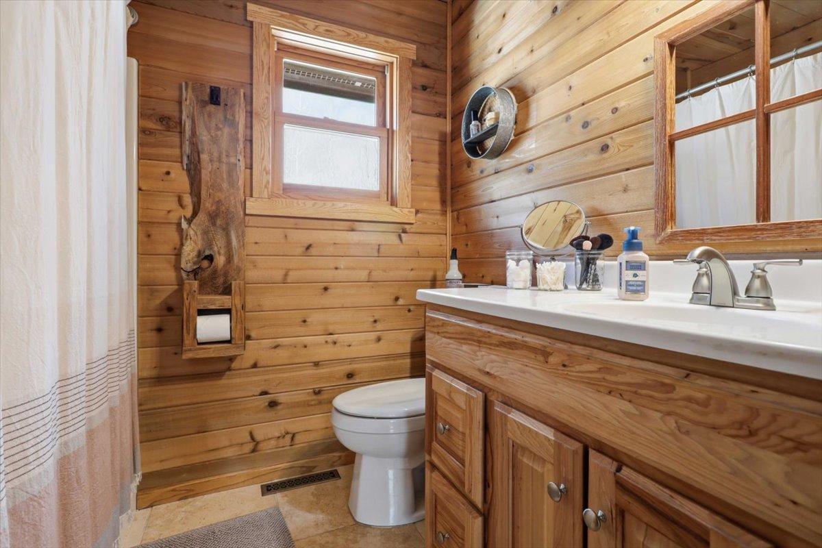 12-2356 340th Ave_Isle-34.jpg