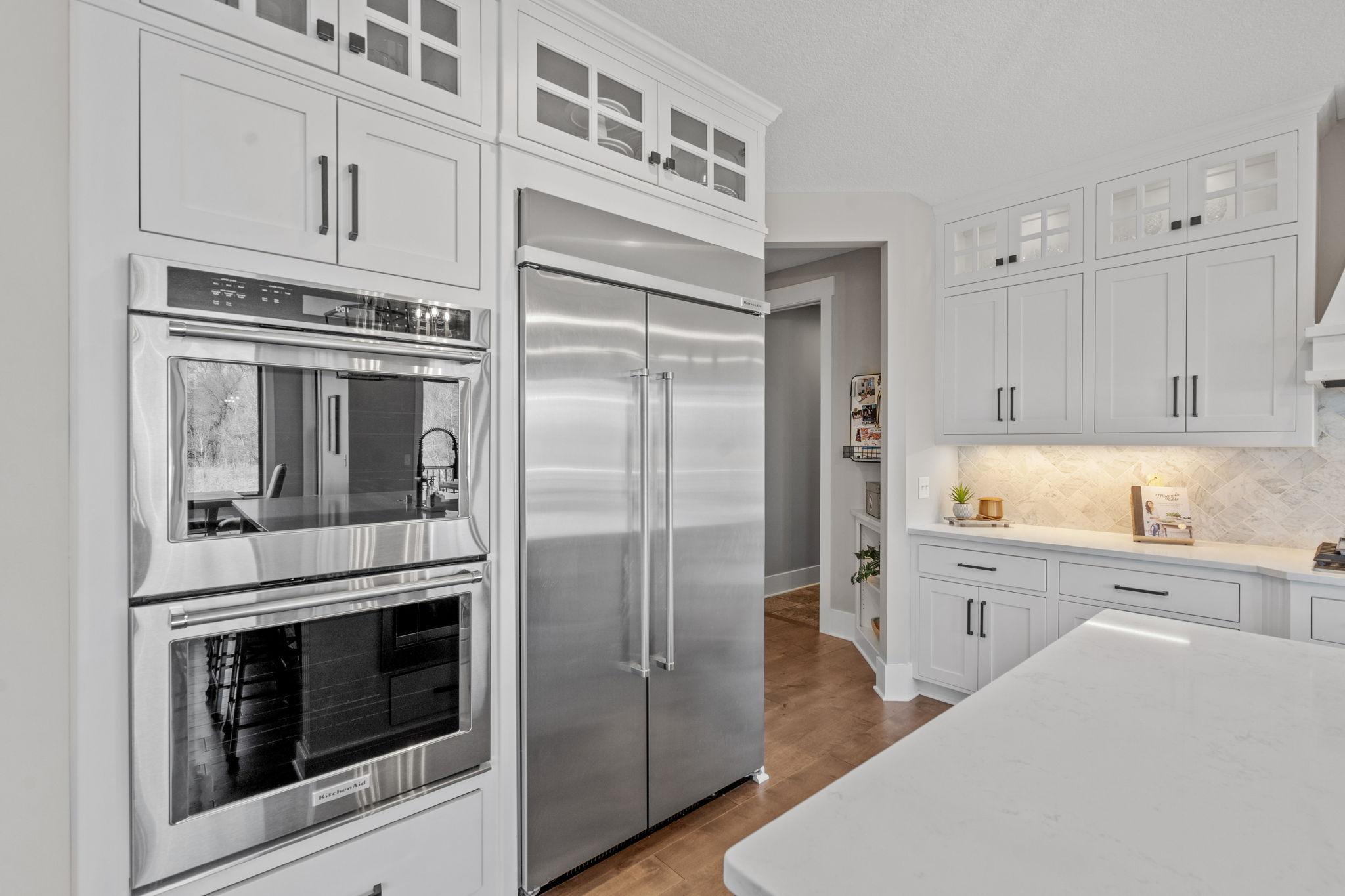 High-end stainless steel appliances provide both performance and a sleek, modern look.