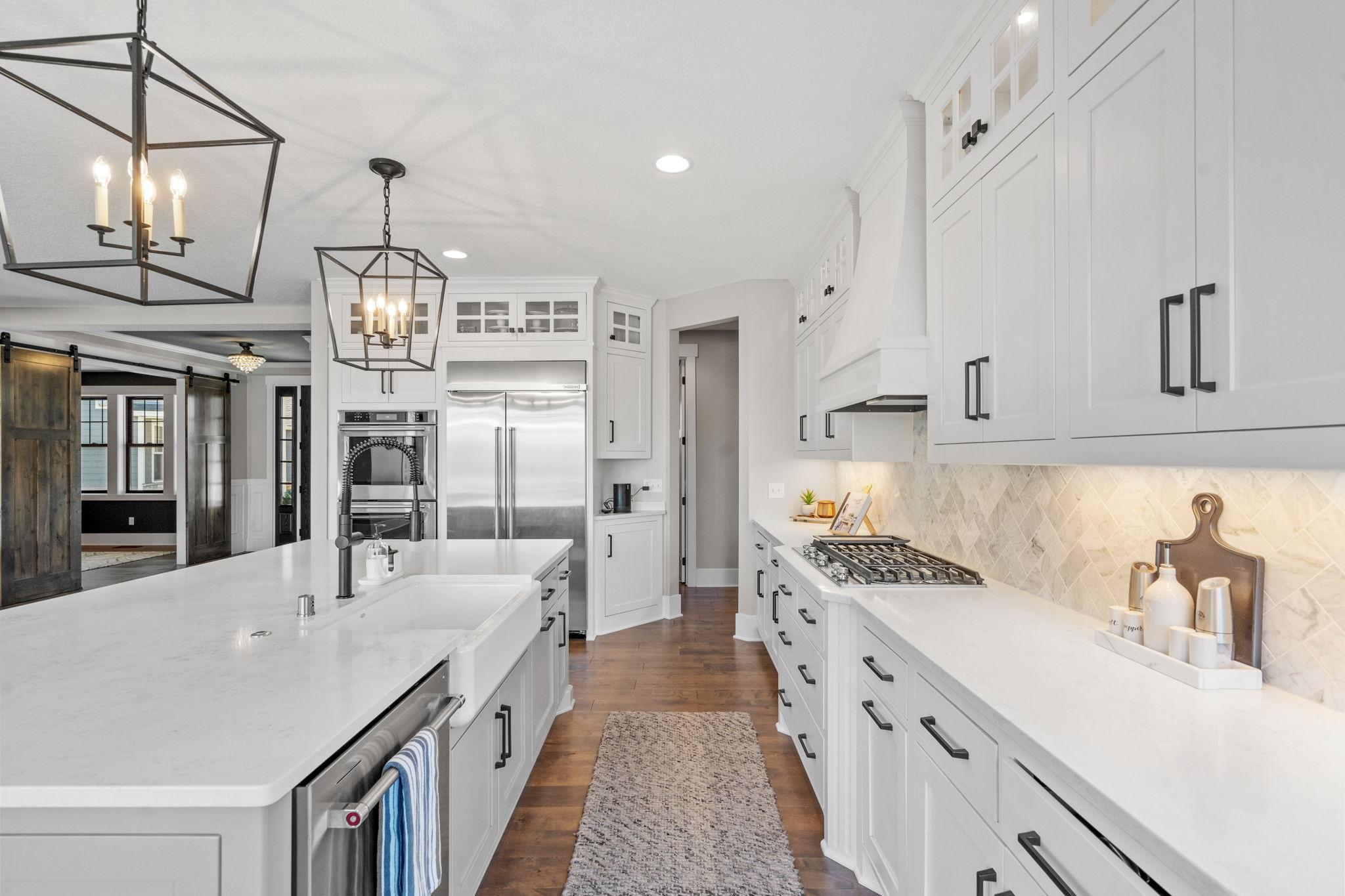 Designed with the classic kitchen work triangle in mind - seamless flow between the sink, stove, and refrigerator for everyday efficiency and effortless cooking.