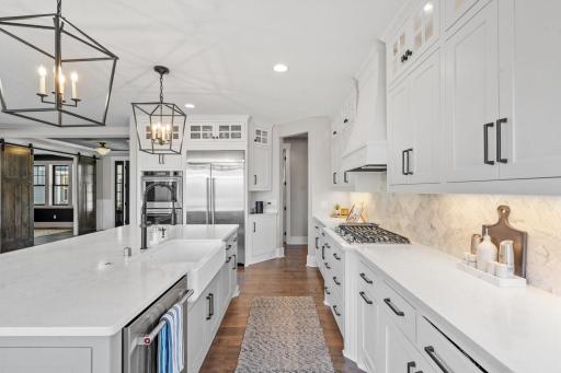 Designed with the classic kitchen work triangle in mind - seamless flow between the sink, stove, and refrigerator for everyday efficiency and effortless cooking.