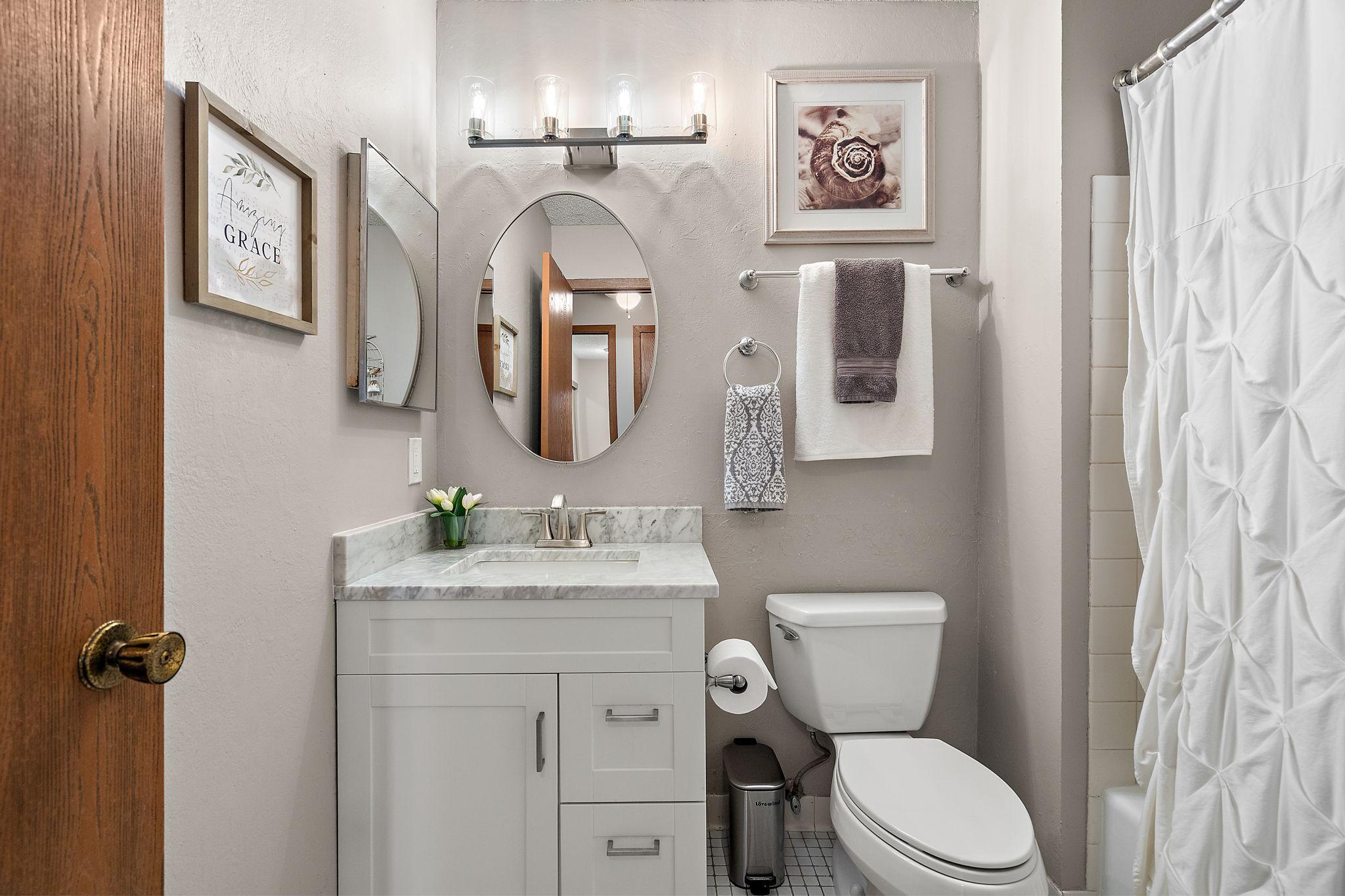 Full upper level bathroom.