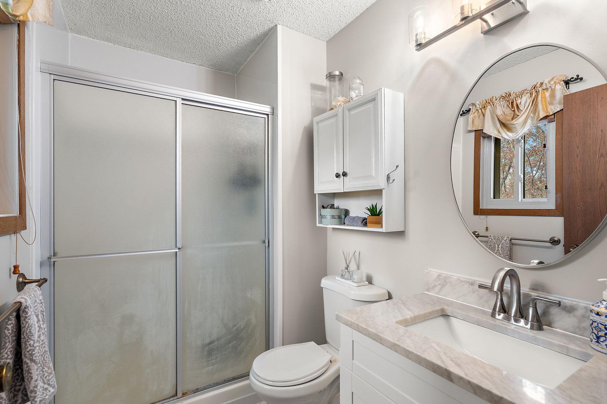 The primary bedroom en suite bathroom.