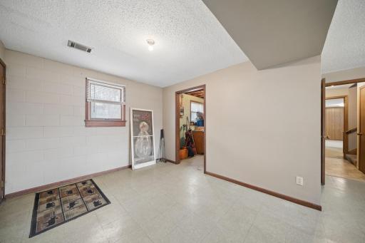 402 E 2nd Street N, Truman, MN 56088