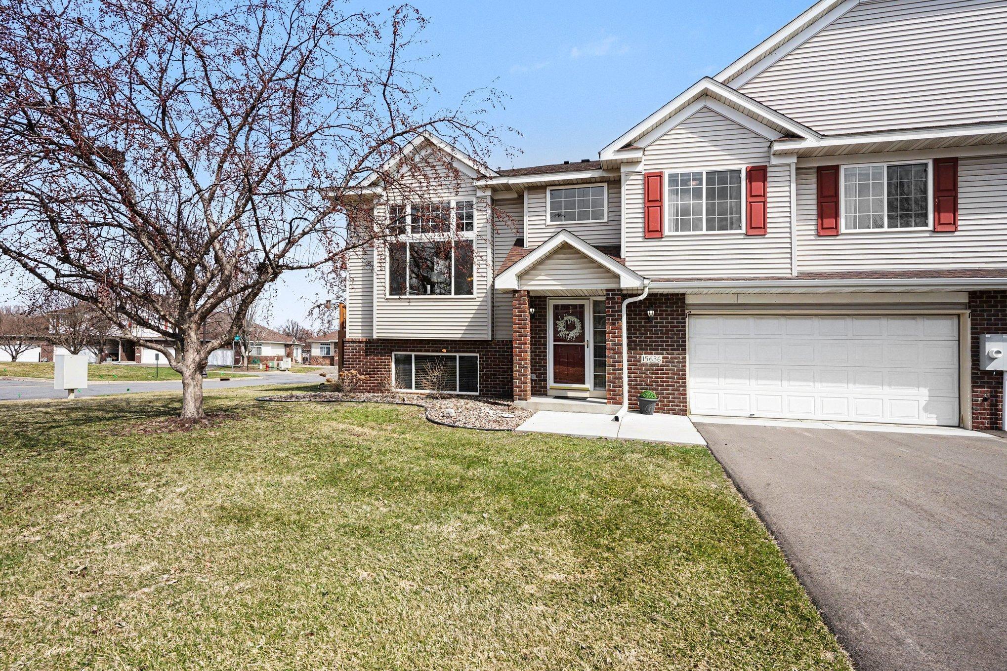 Lovely updated Wensmann built updated townhome in Rosemount.