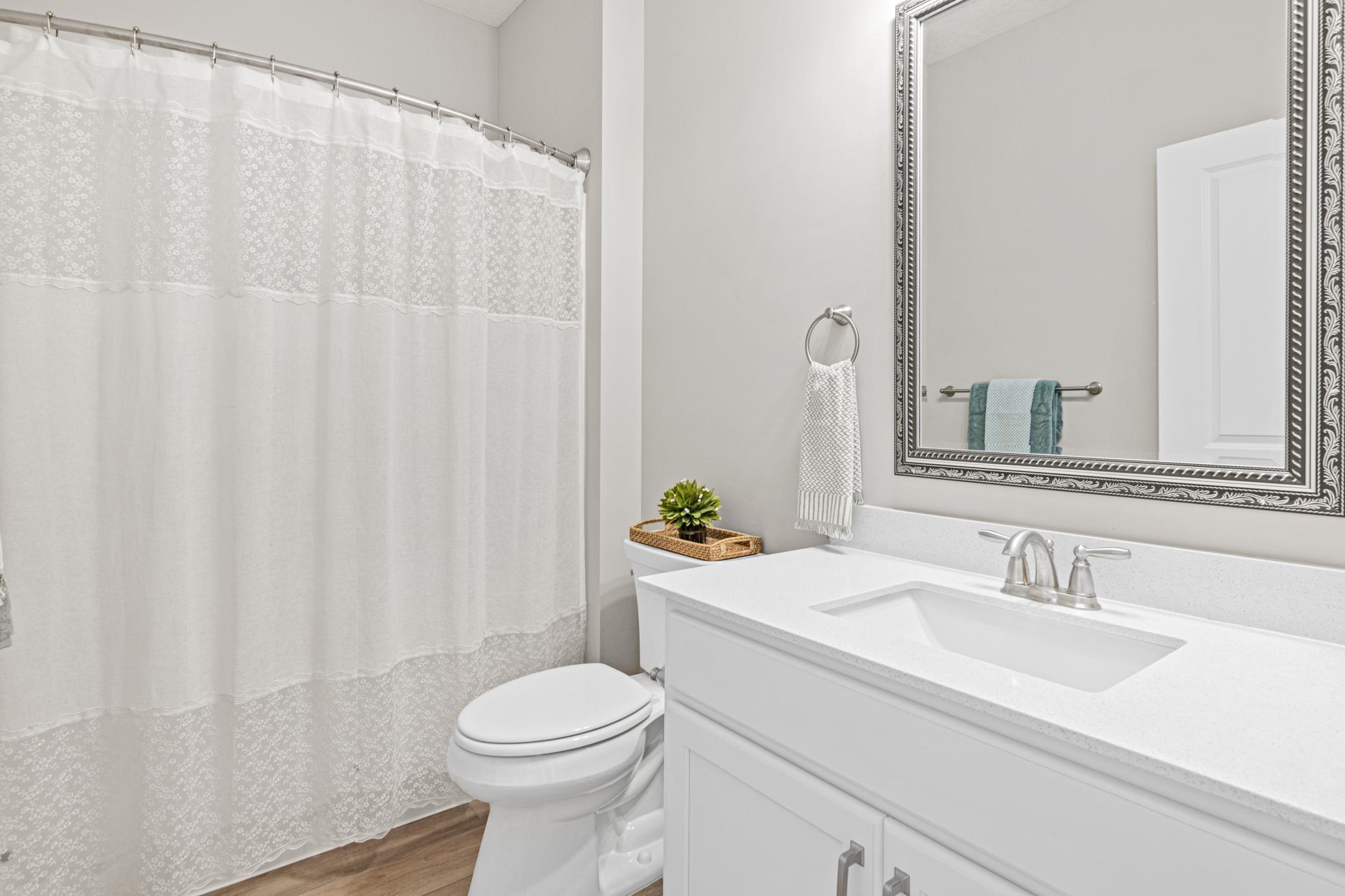 The full bath right between the 2 bedrooms.