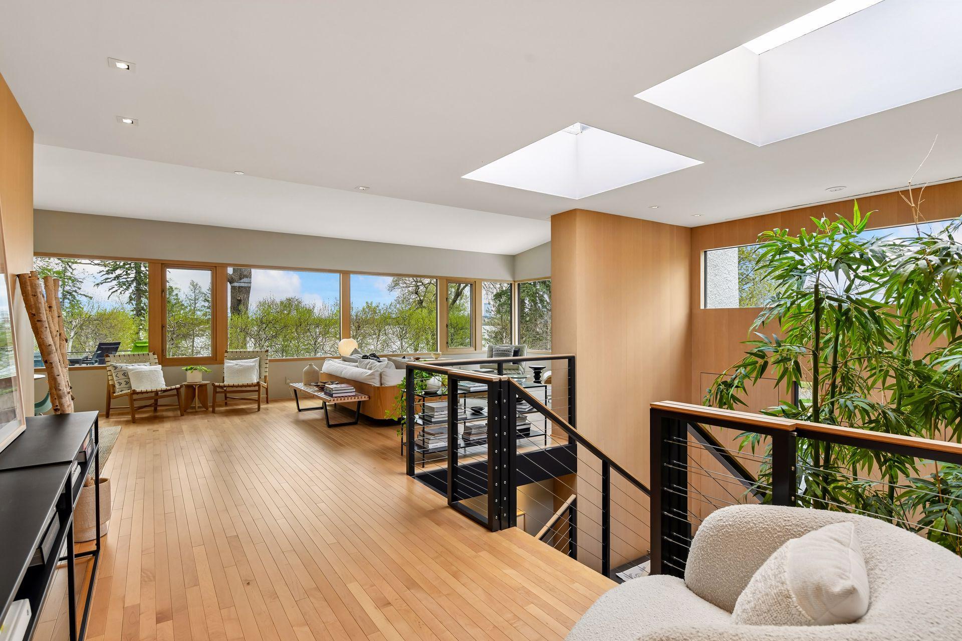Expansive windows perfectly frame the stunning, understated interior and showcase the extraordinary views.