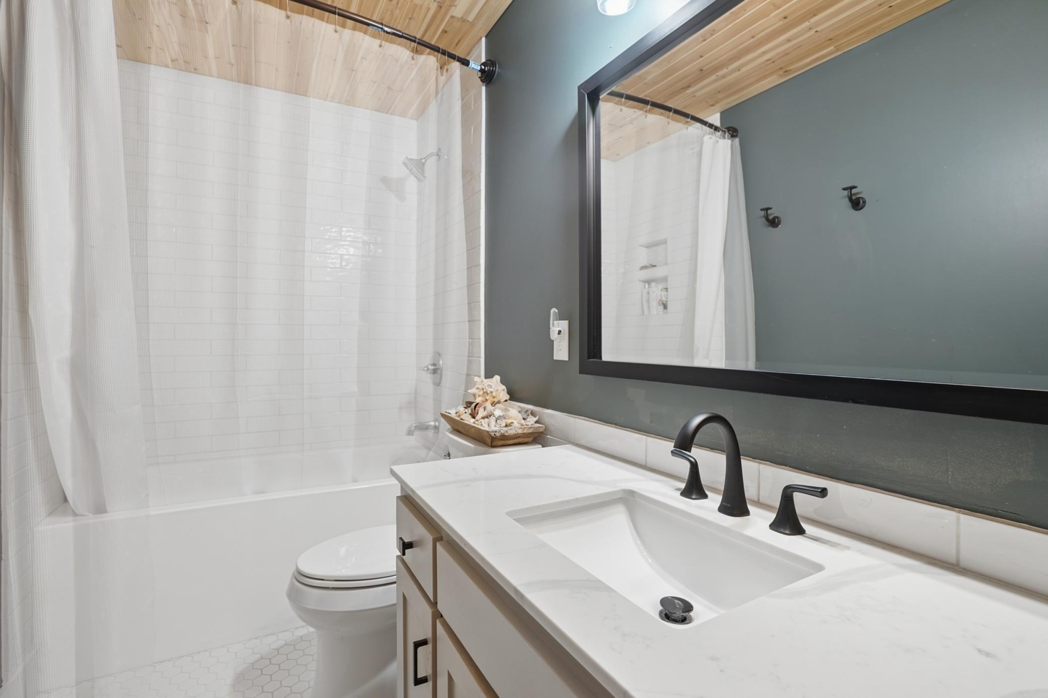 upper level full bath