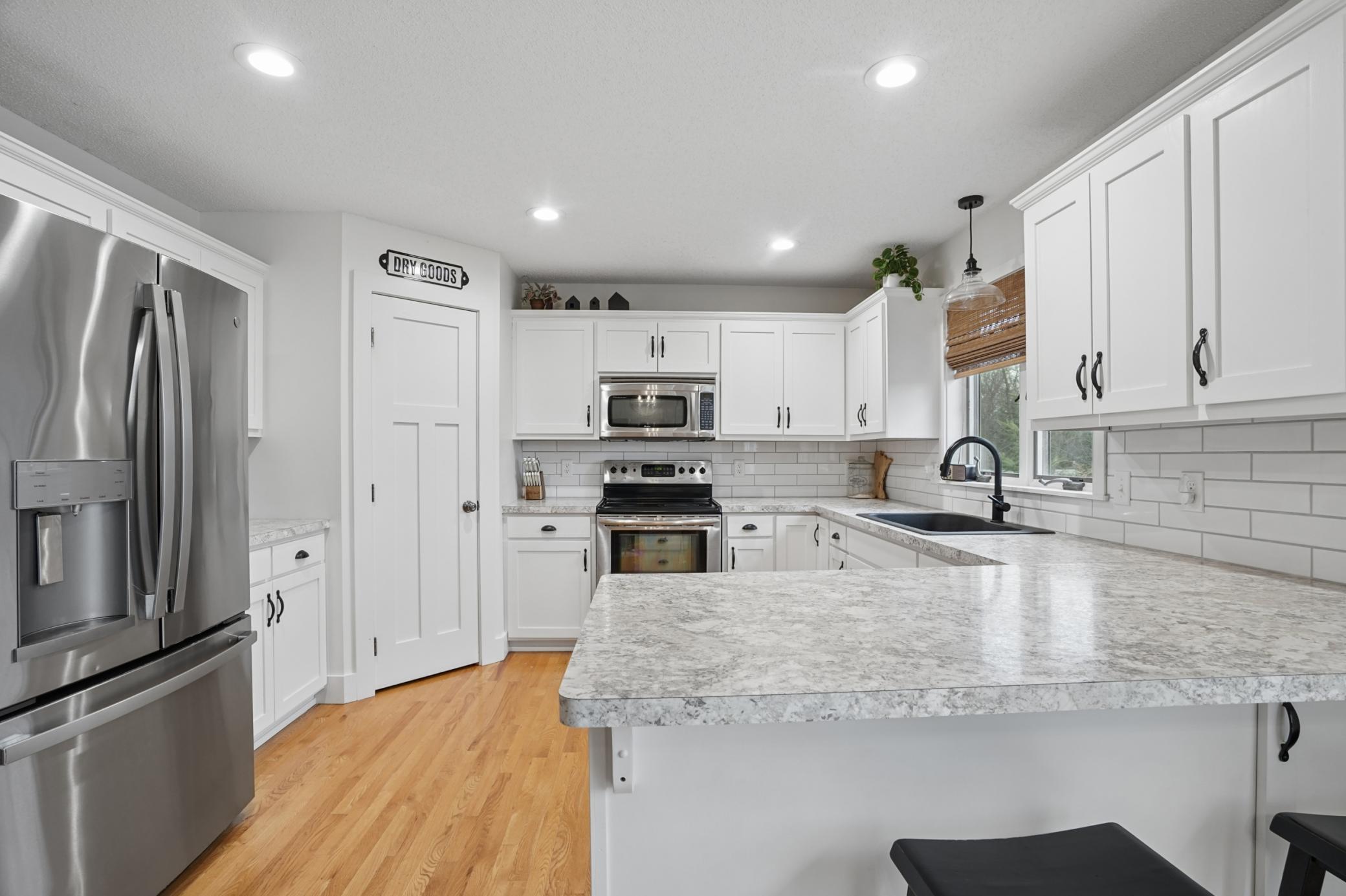 Another kitchen view! Peninsula counter offers a breakfast bar w/extra seating