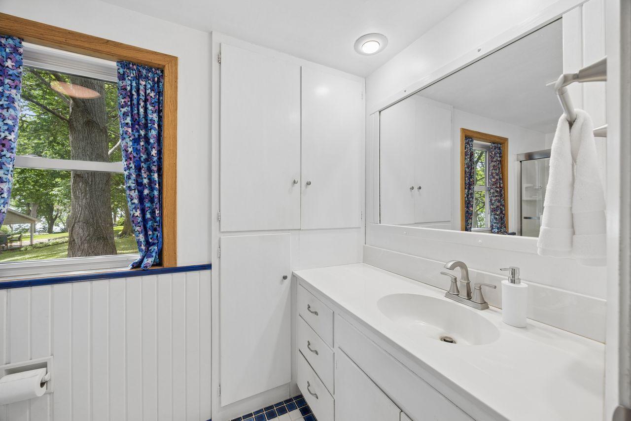Upper Level Full Bath