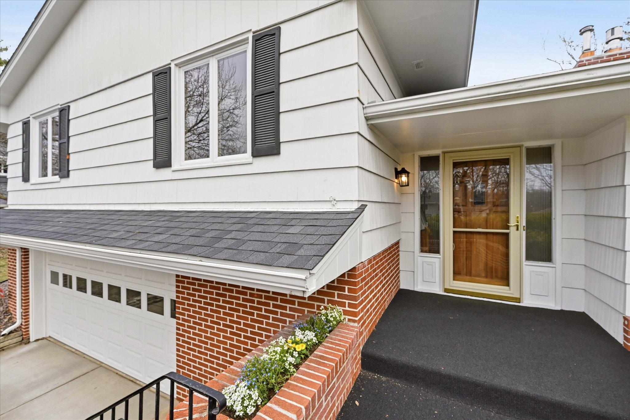 Charming and welcoming entry