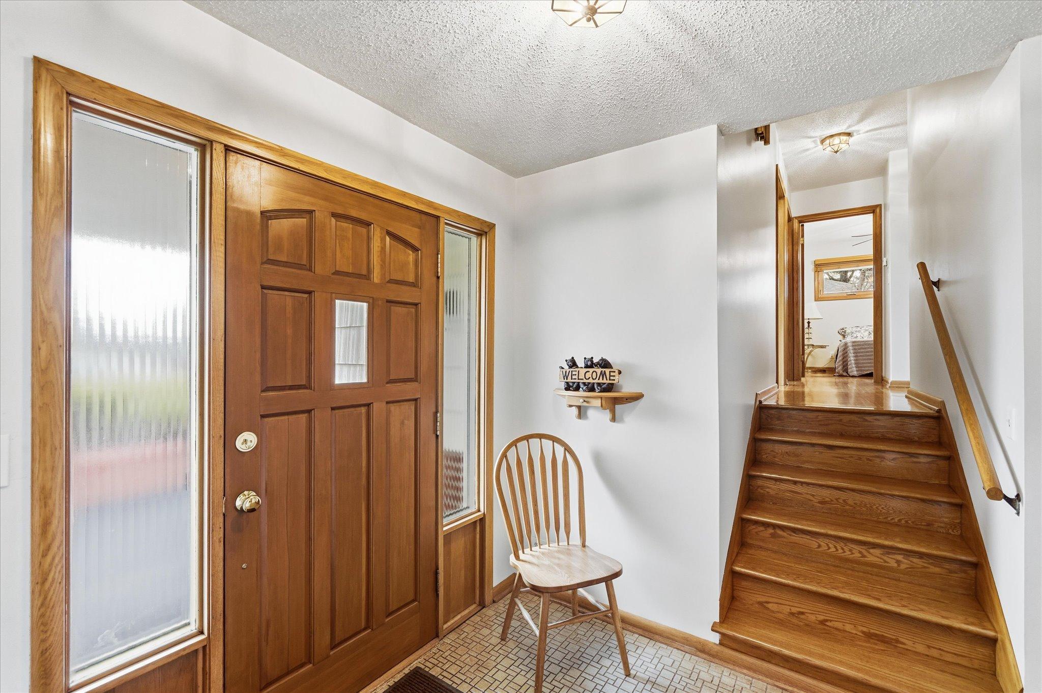 Spacious foyer to greet your guests