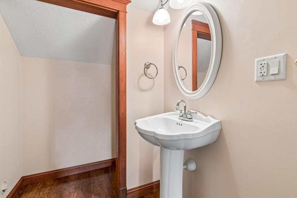 37 upper full bathroom view 2.jpg