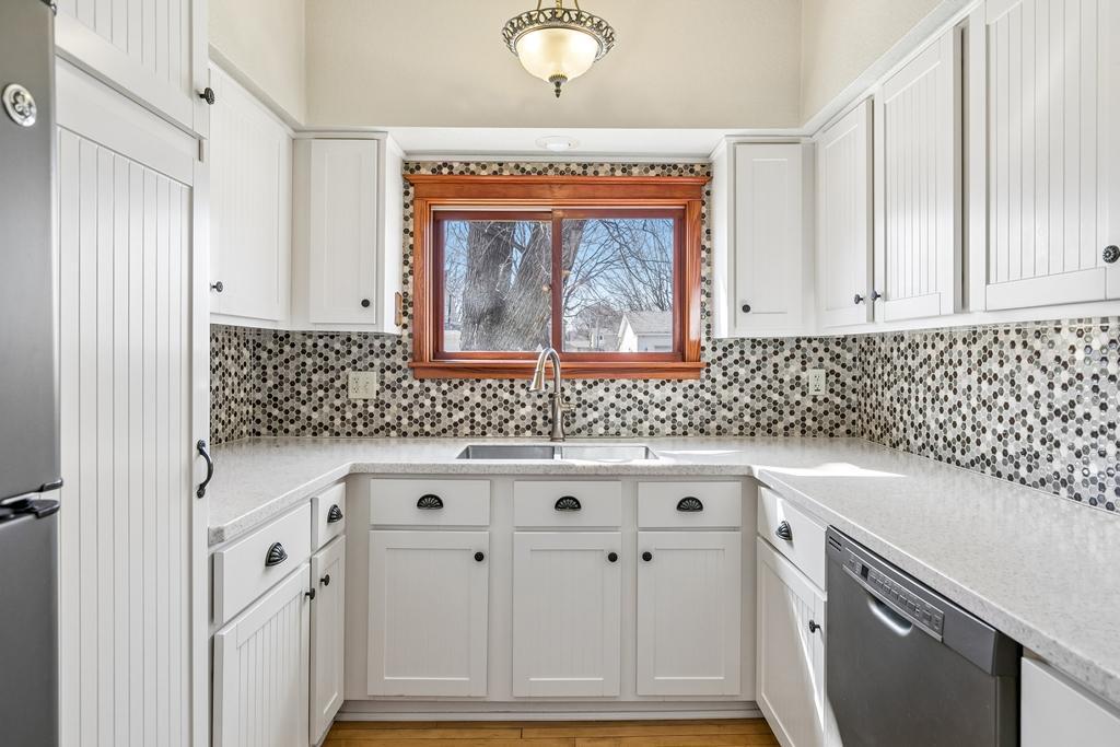 20 classical tile backsplash.jpg