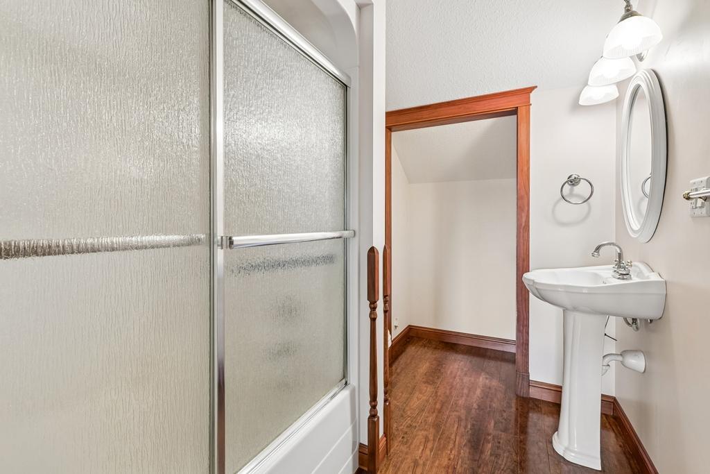 36 upper full bathroom view 1.jpg