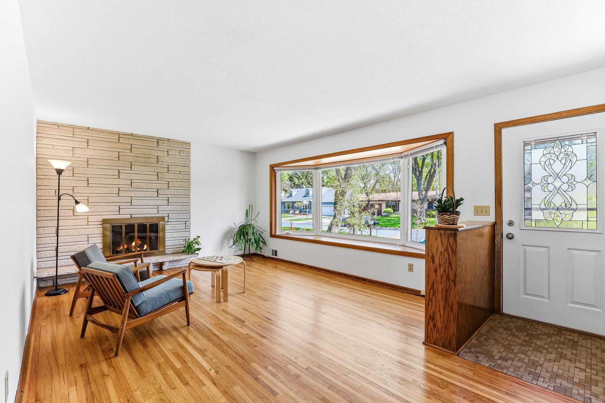 4-web-or-mls-4715-Sharon-Ln-04.jpg