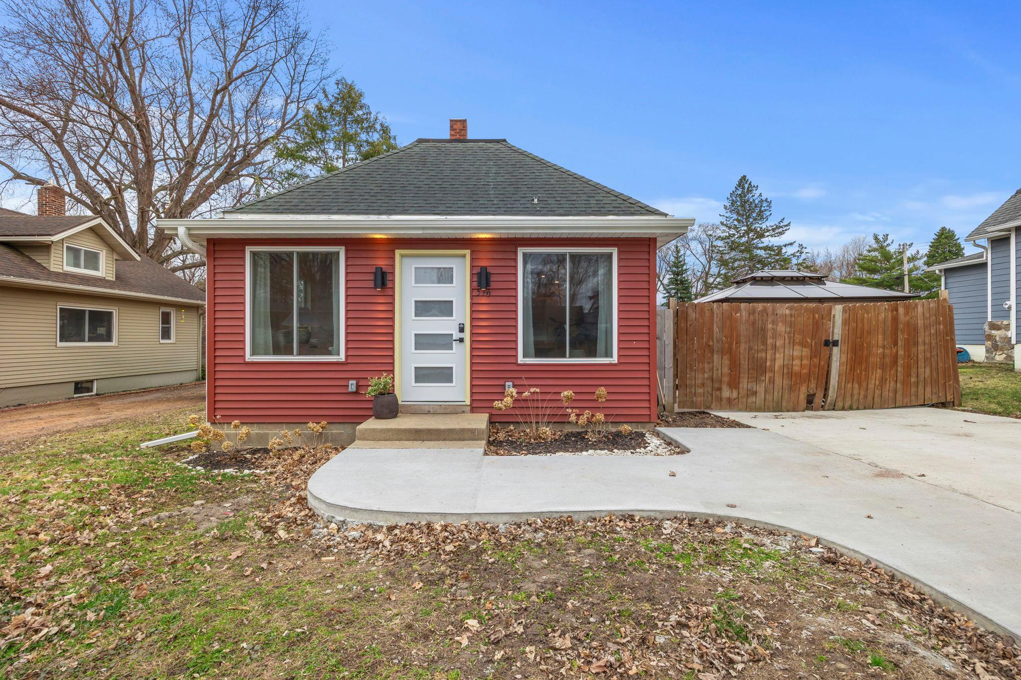 Welcome to this stunning, newly renovated turnkey one-bedroom, one-bathroom home nestled in a quiet Howard Lake neighborhood.