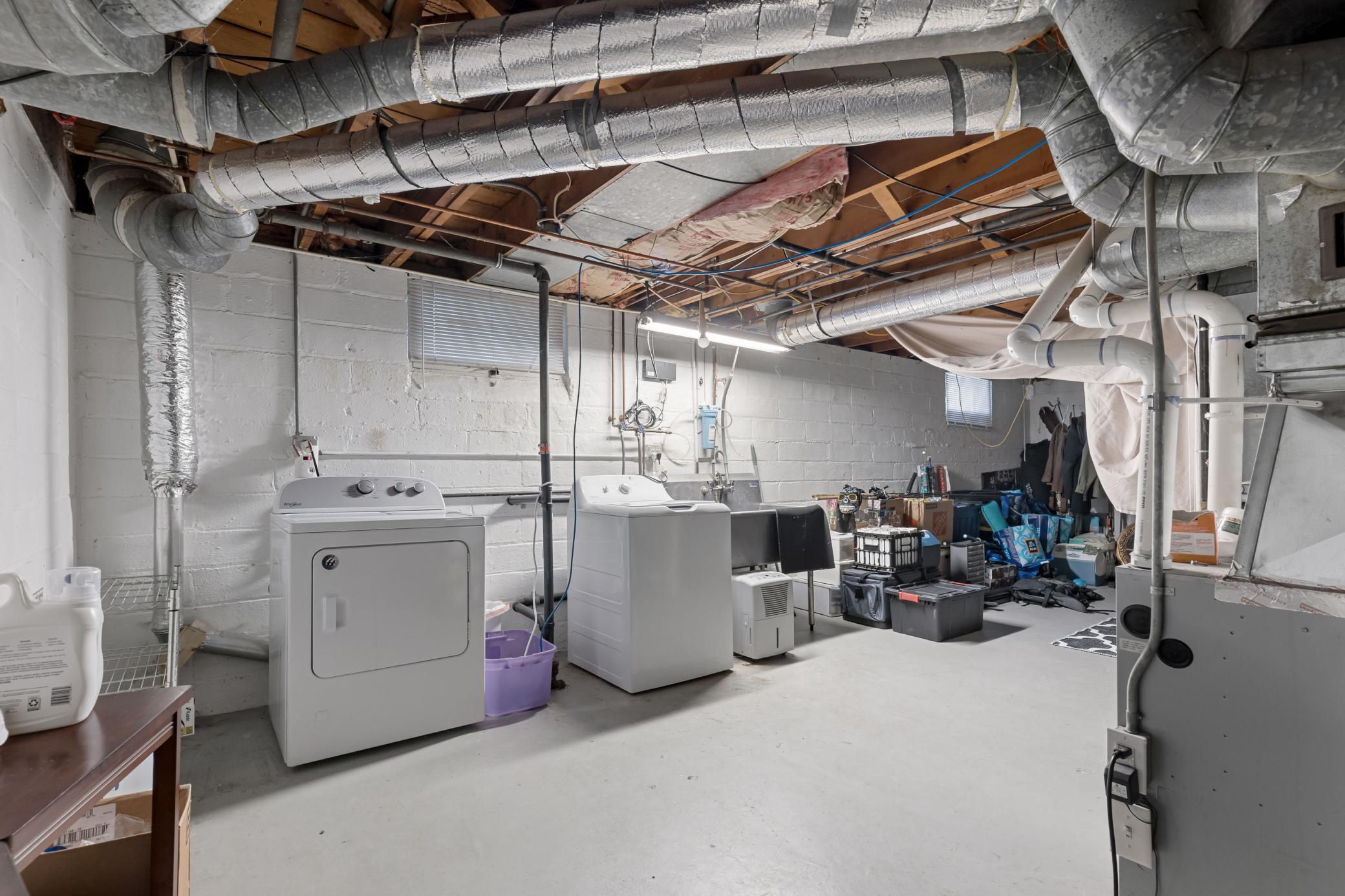 Large basement w/laundry & storage space