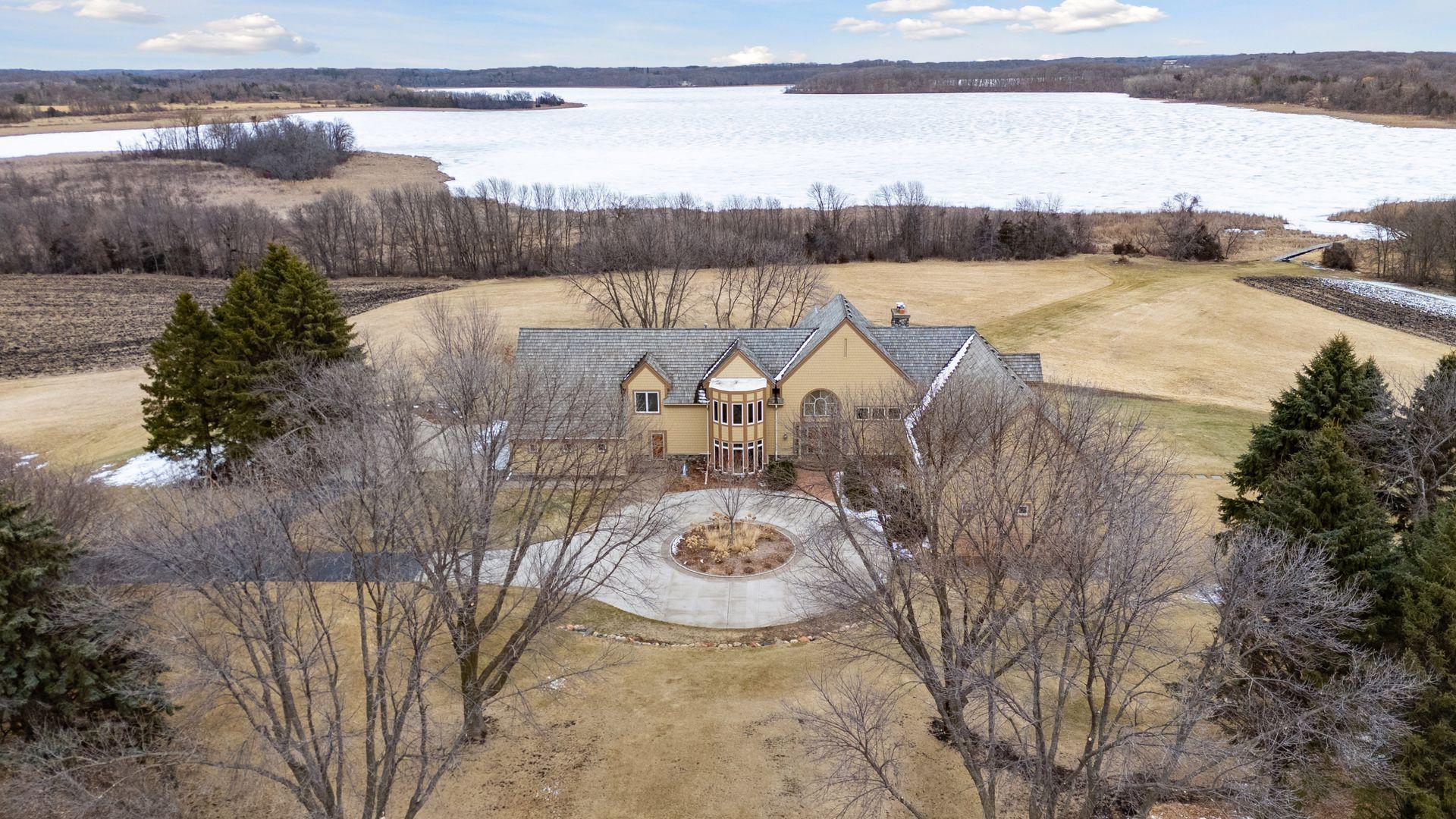 Welcome to your private paradise on the western shore of Whaletale Lake!