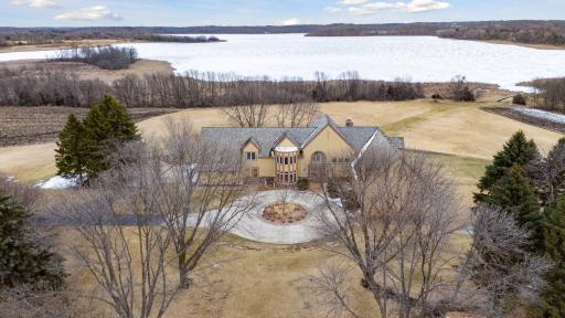 Welcome to your private paradise on the western shore of Whaletale Lake!