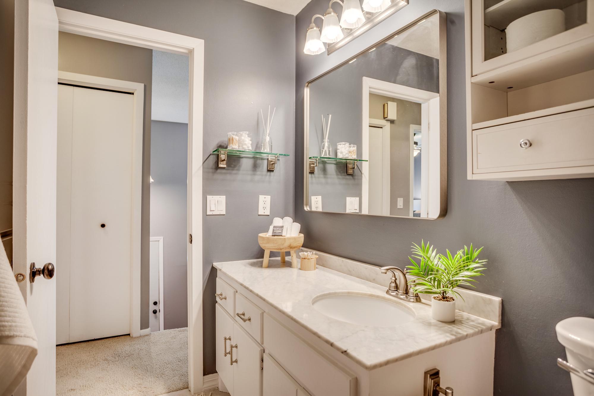 Main level full bath