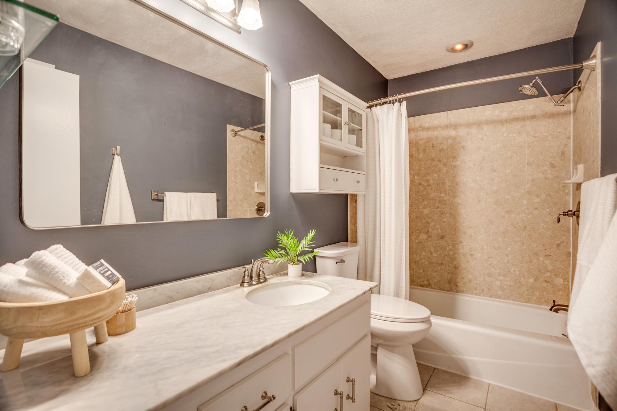 Main level full bath