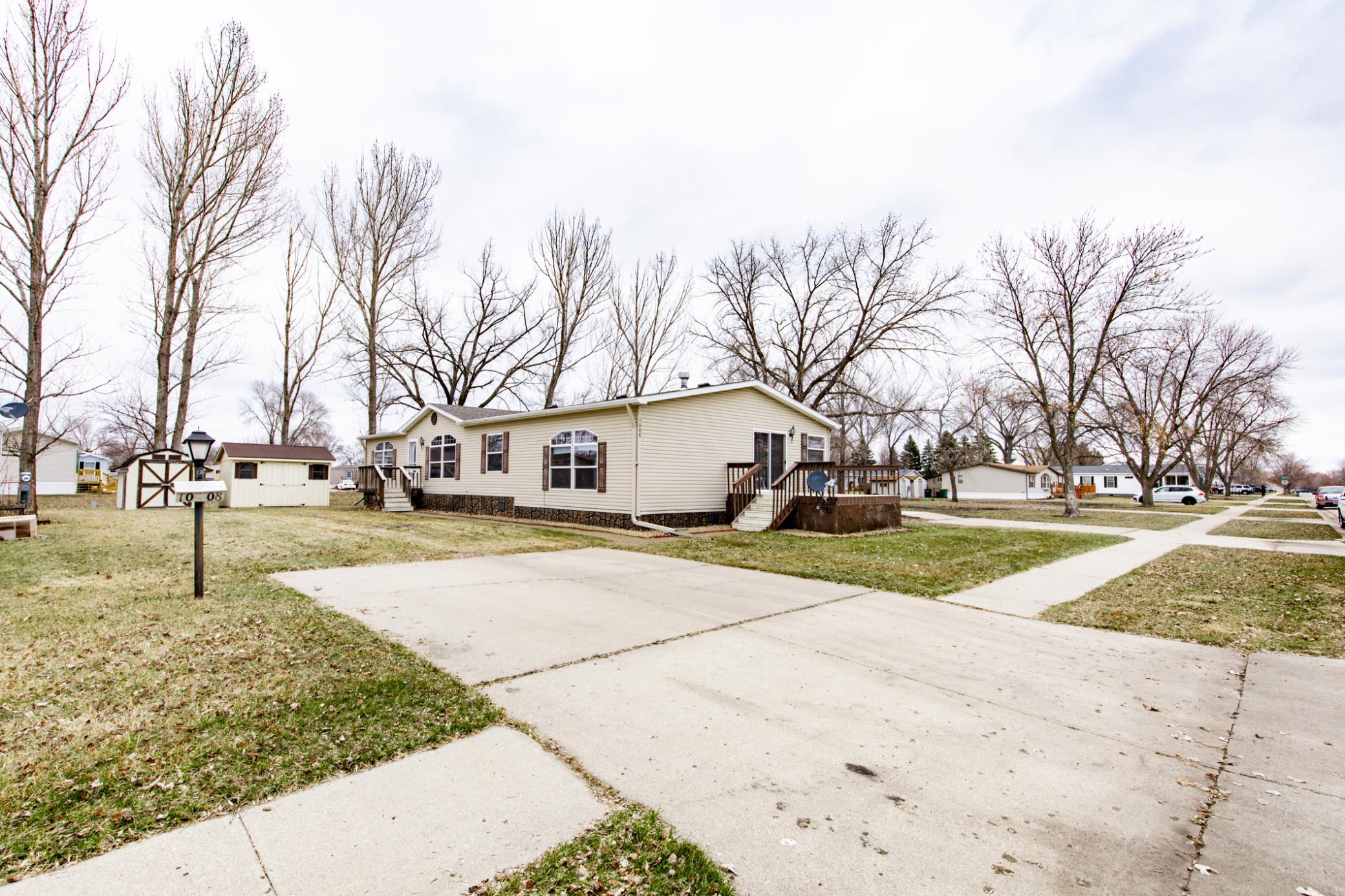 Front Exterior/Yard/Driveway