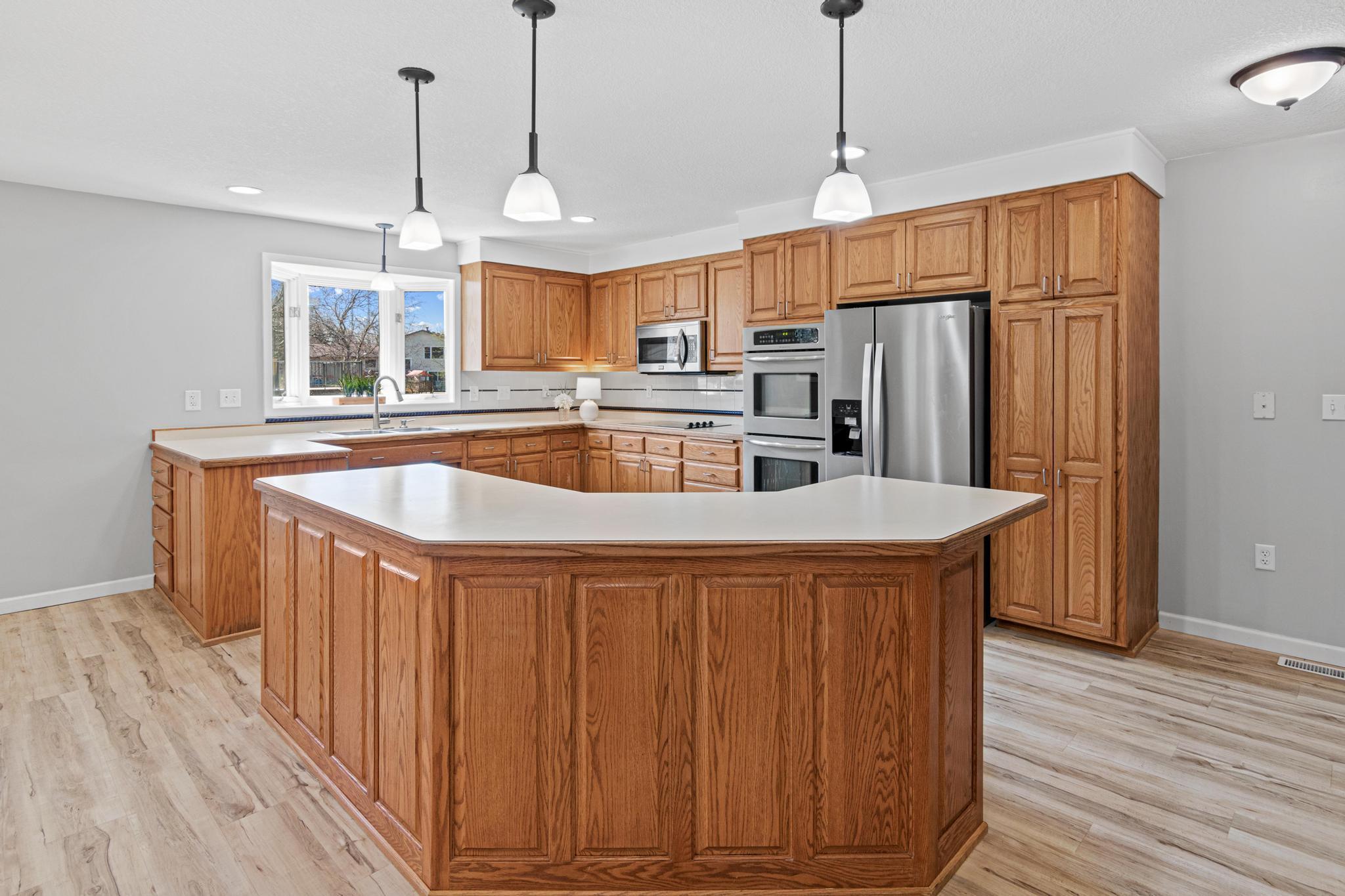 Wonderful, light filled kitchen is a chef's dream. Easy to have many cooks in the kitchen and have fun creating food masterpieces.