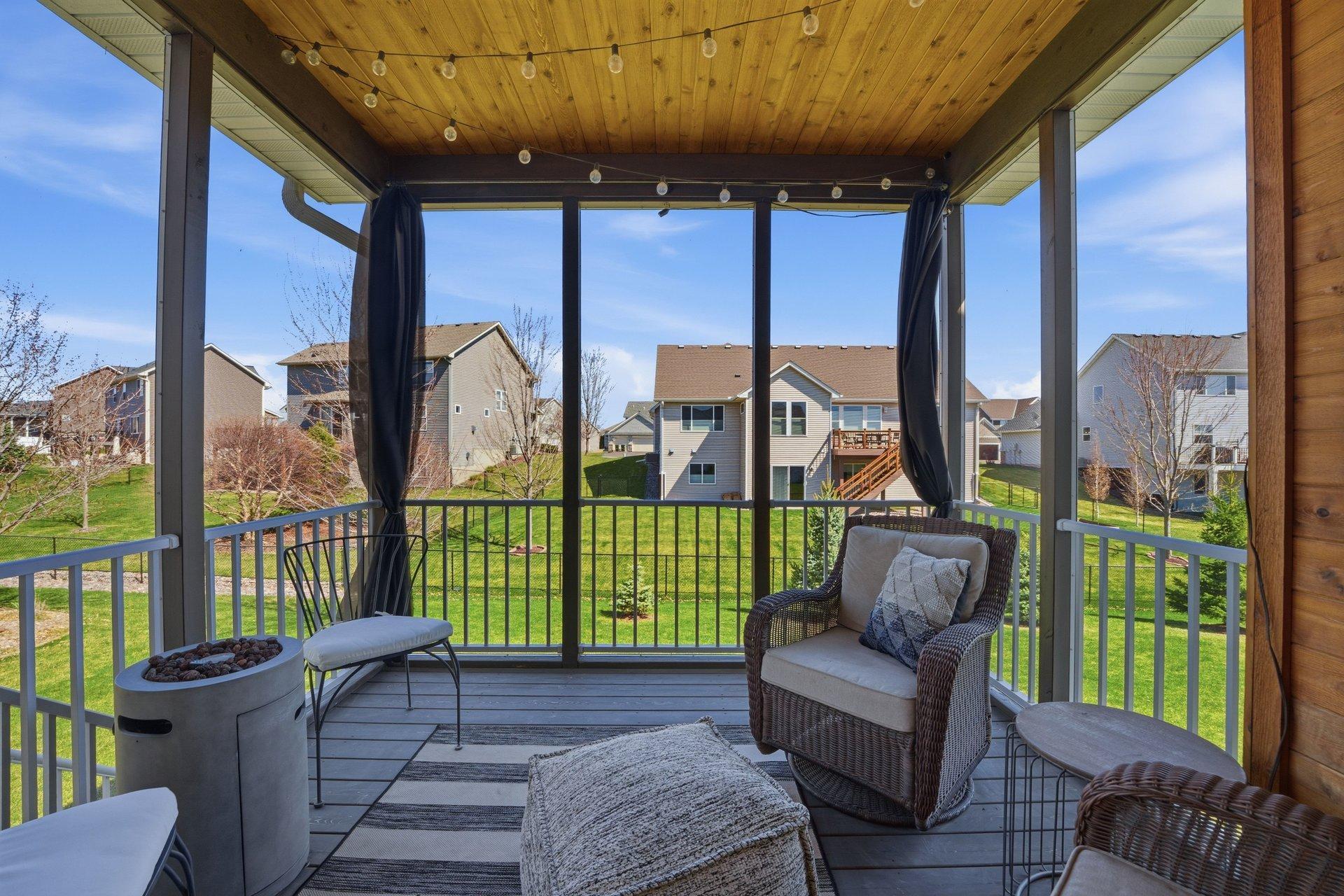 Screened in porch off dining