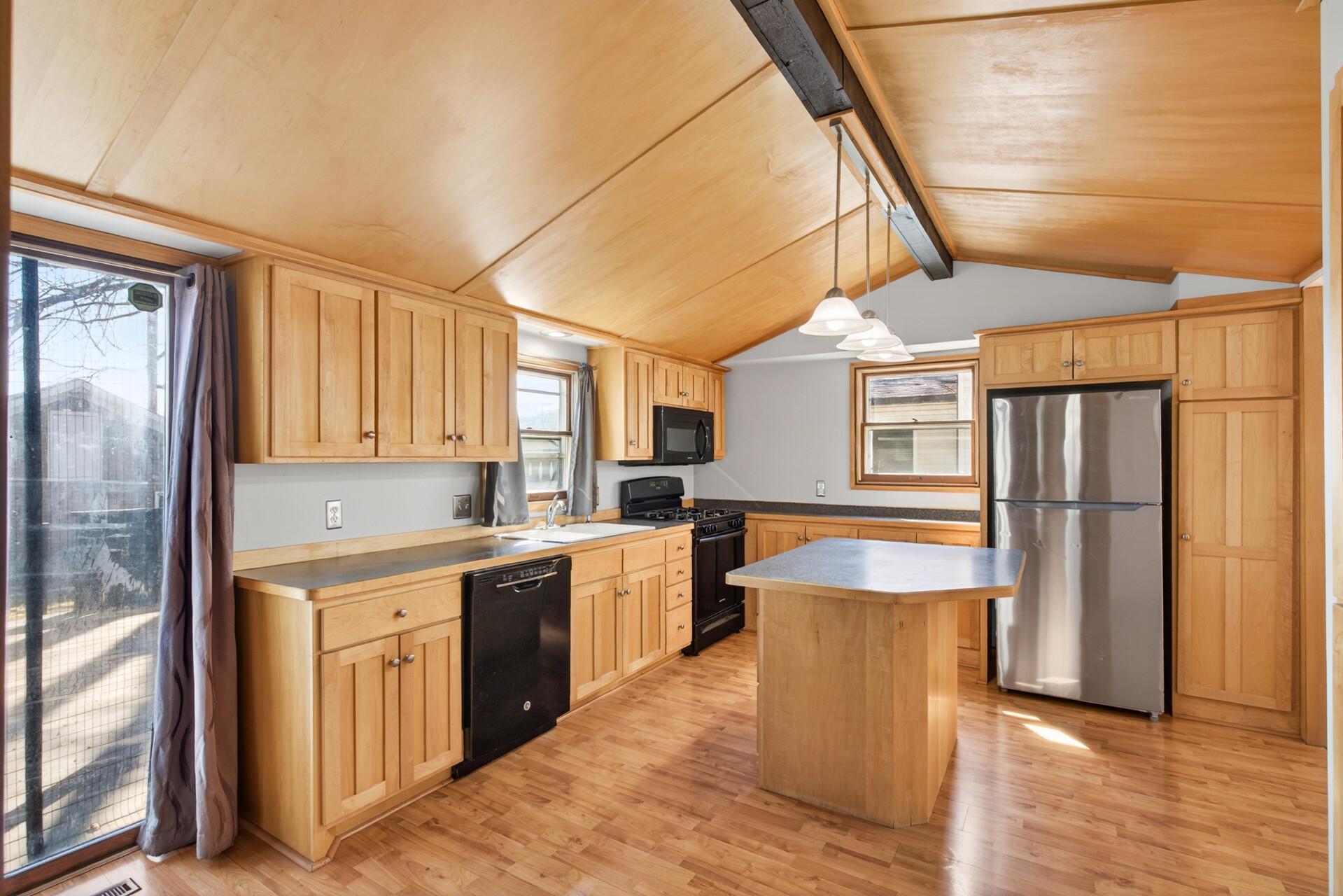 Large and bright kitchen