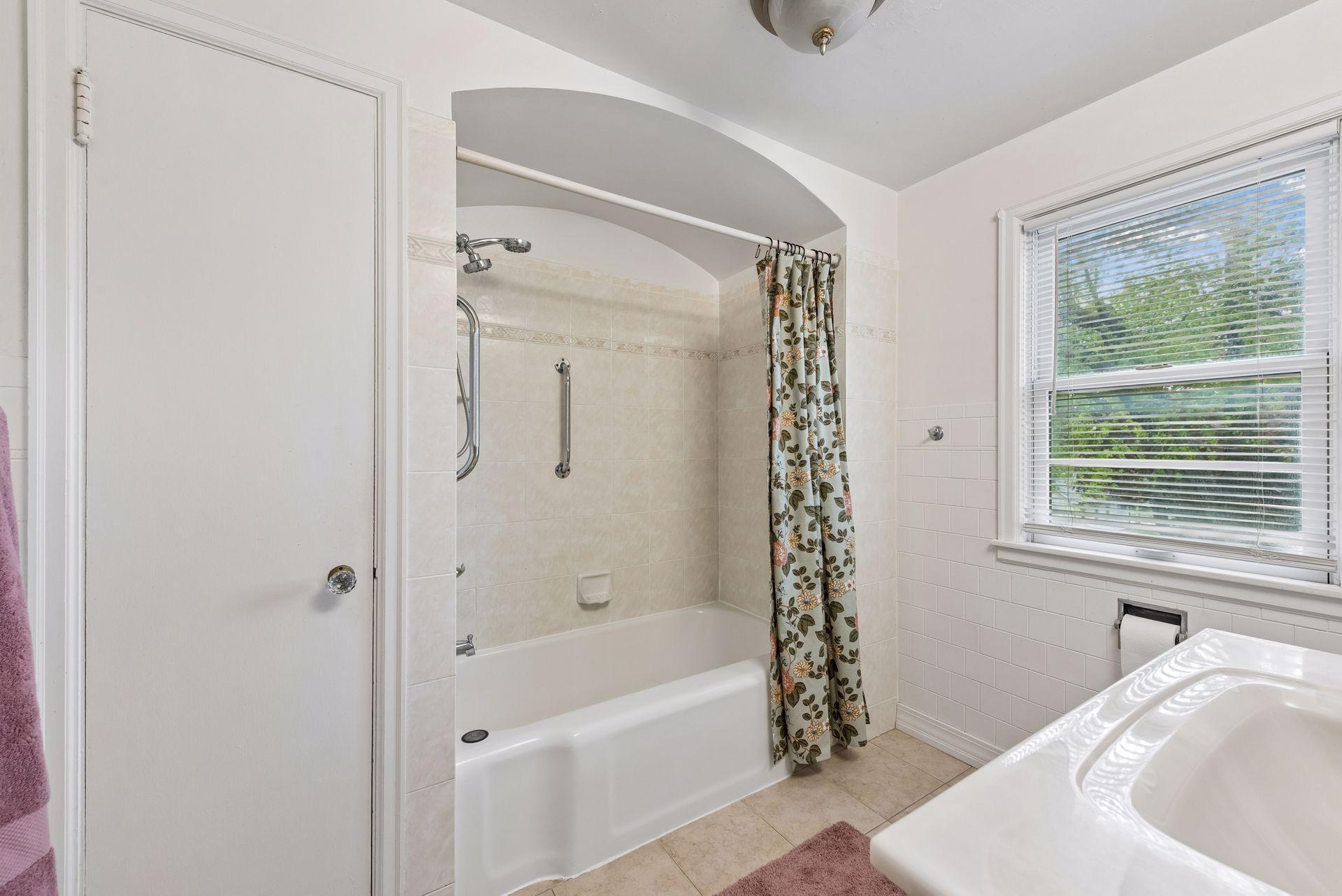Upper level full bathroom.