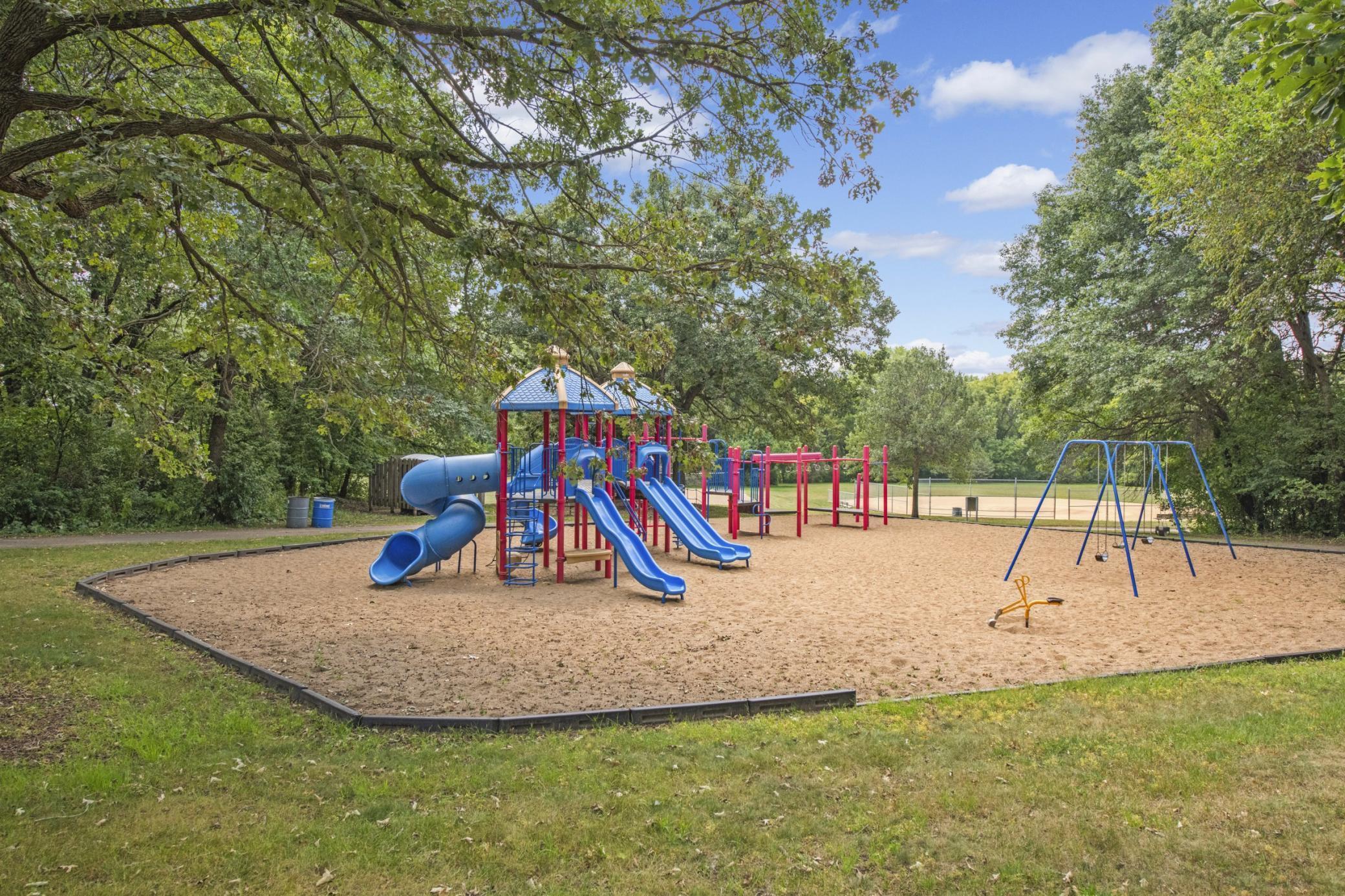 Lots of fun so close to this home. Shopping, restaurants, easy freeway access and more just blocks from this home. This neighborhood is in a prime Apple Valley location!