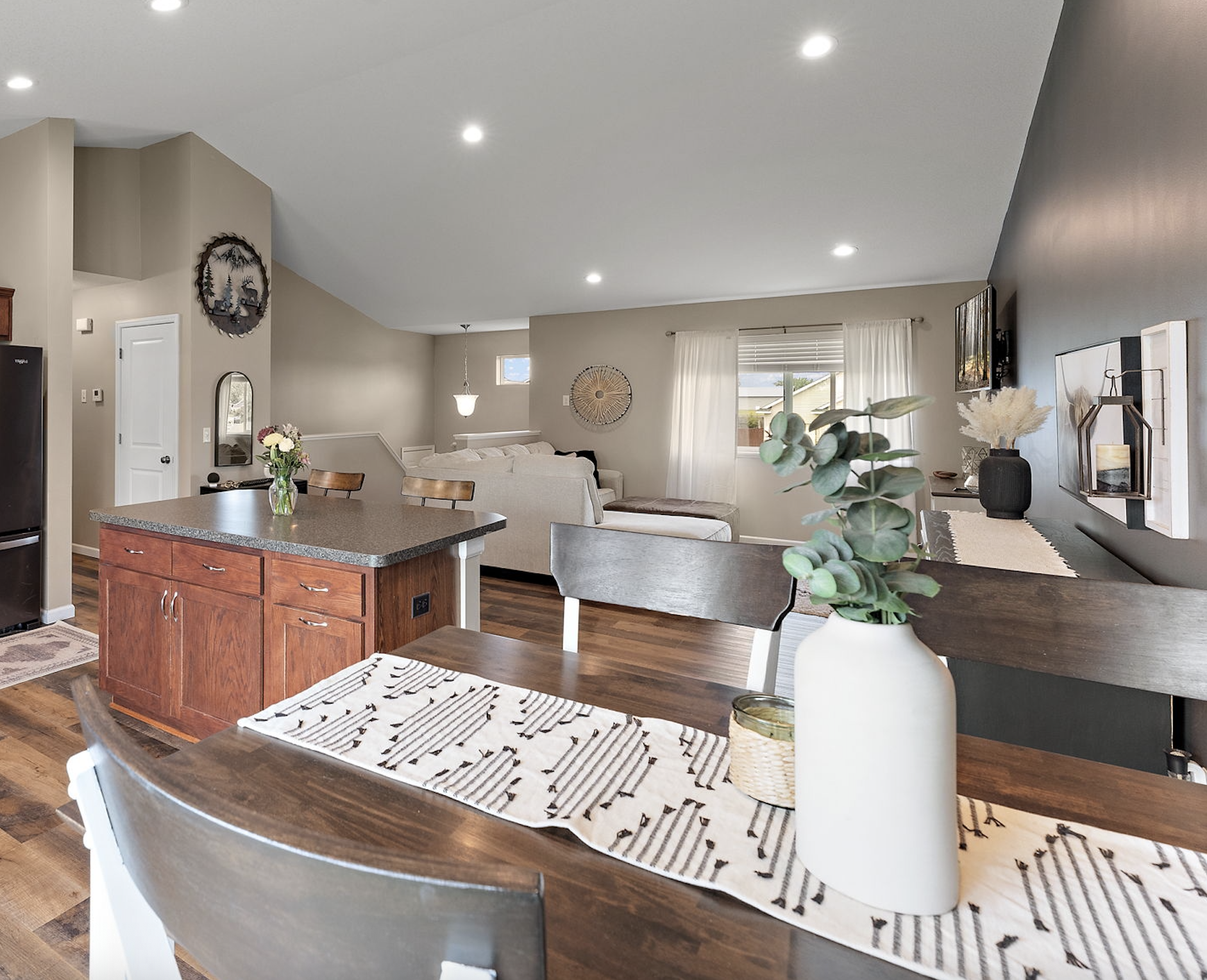 Open floor plan, spacious rooms, vaulted ceiling, new flooring! Over 2,633 finished square footage to enjoy! Move in and Enjoy!!