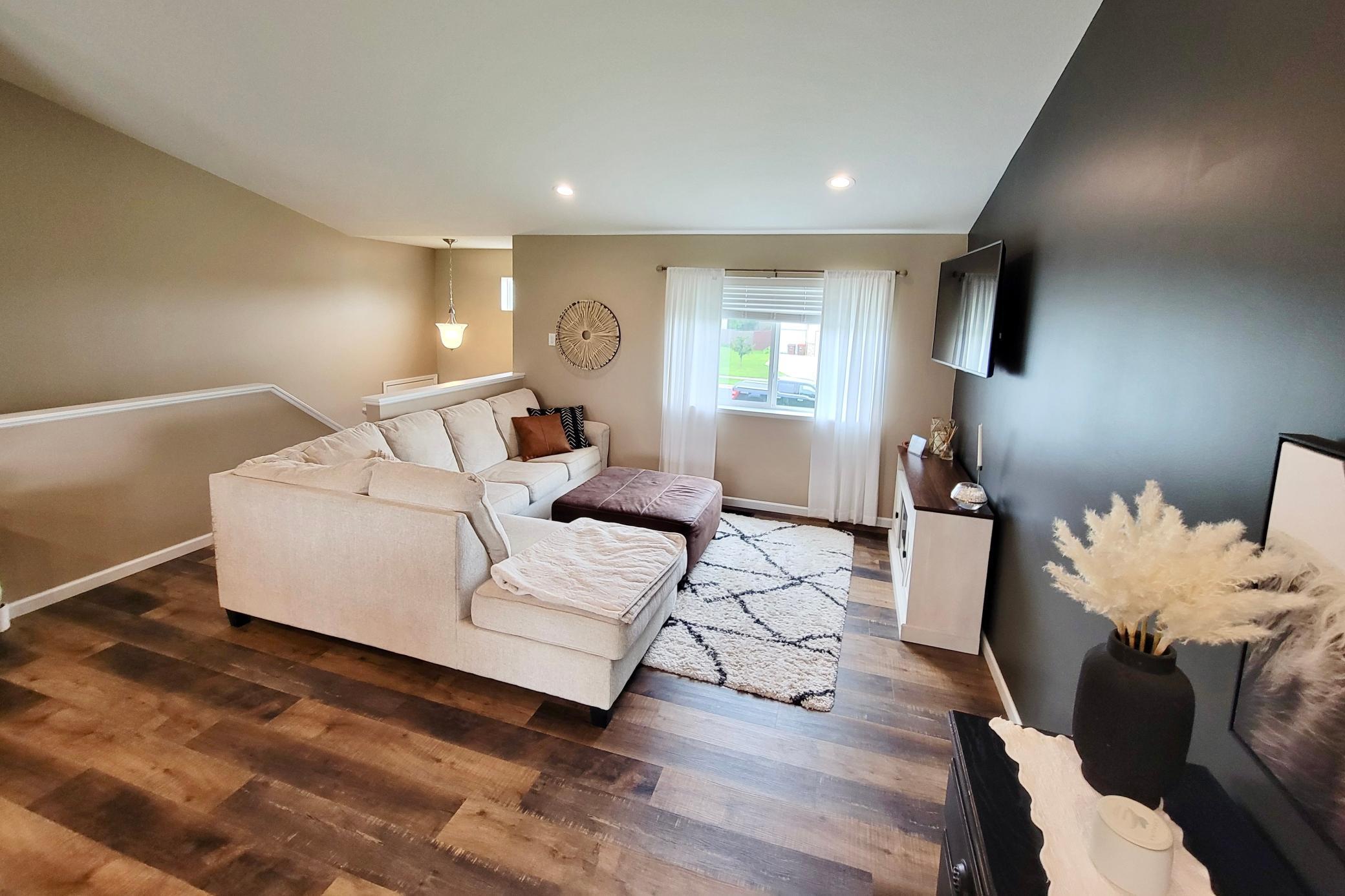 Spacious living room, beautiful new flooring and vaulted ceiling