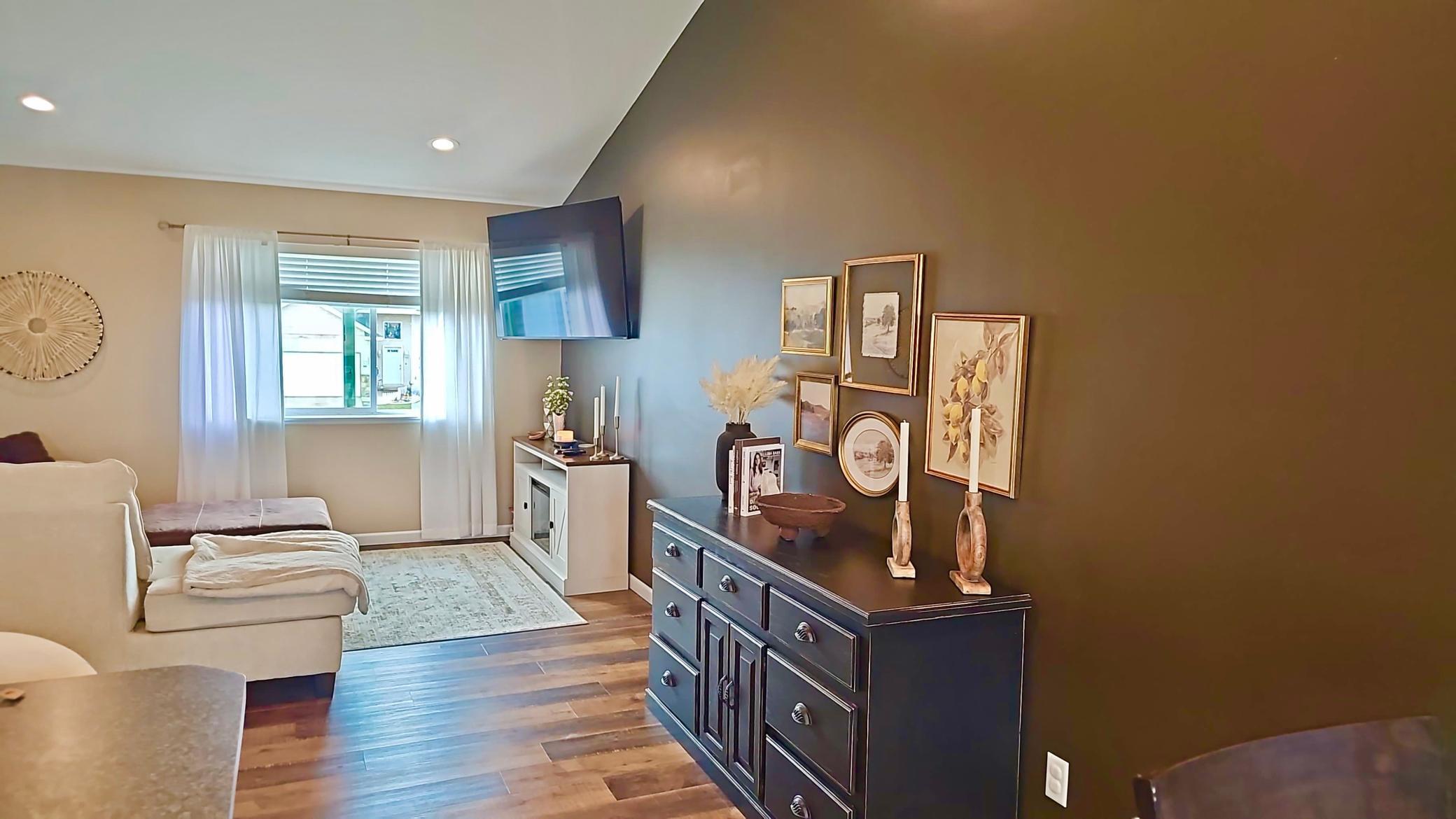 Spacious living room with vaulted ceiling on the main floor