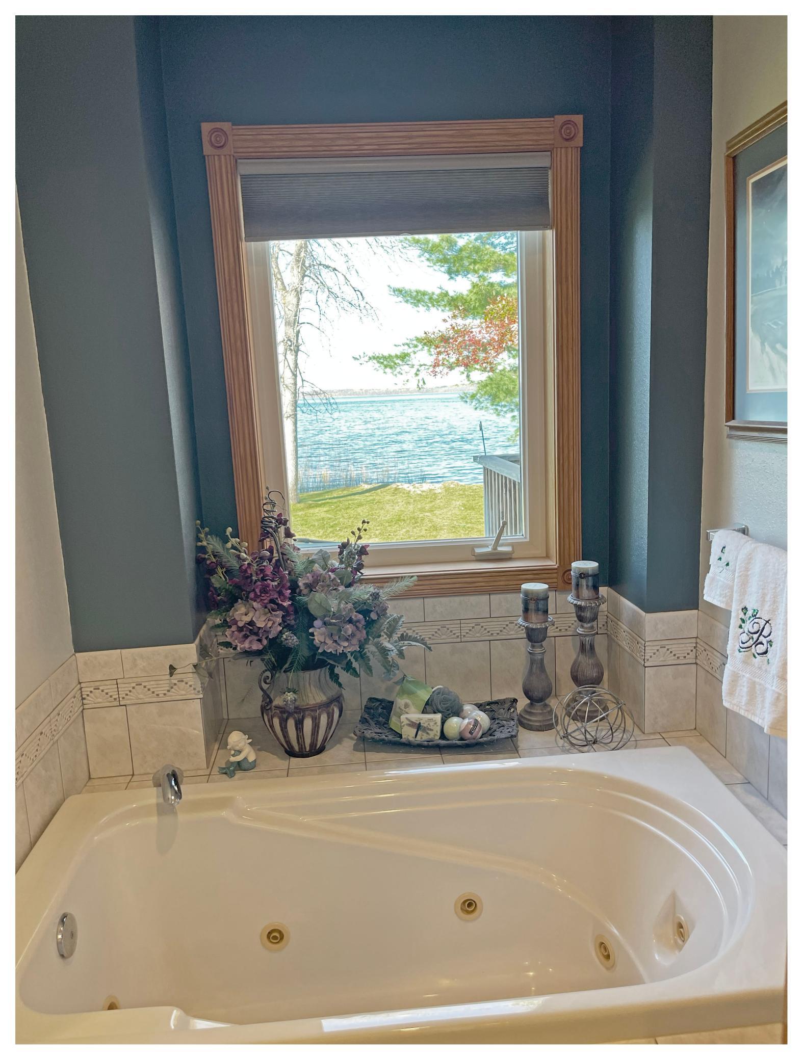 Jetted Tub with lake view.jpg