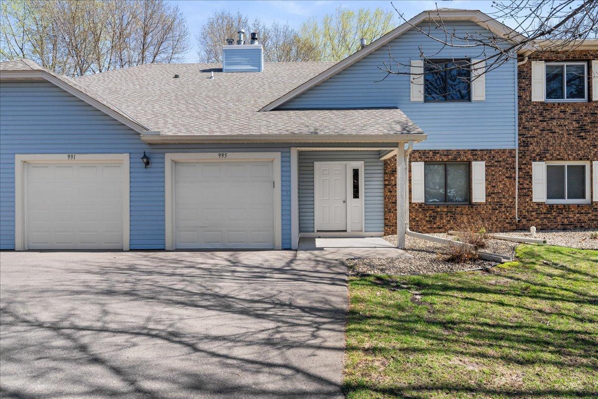 Welcome home to 995 Heritage Ct E #303... with 2 bedrooms/ 1 Bath/ 1 car garage on a lovely cul-de-sac.