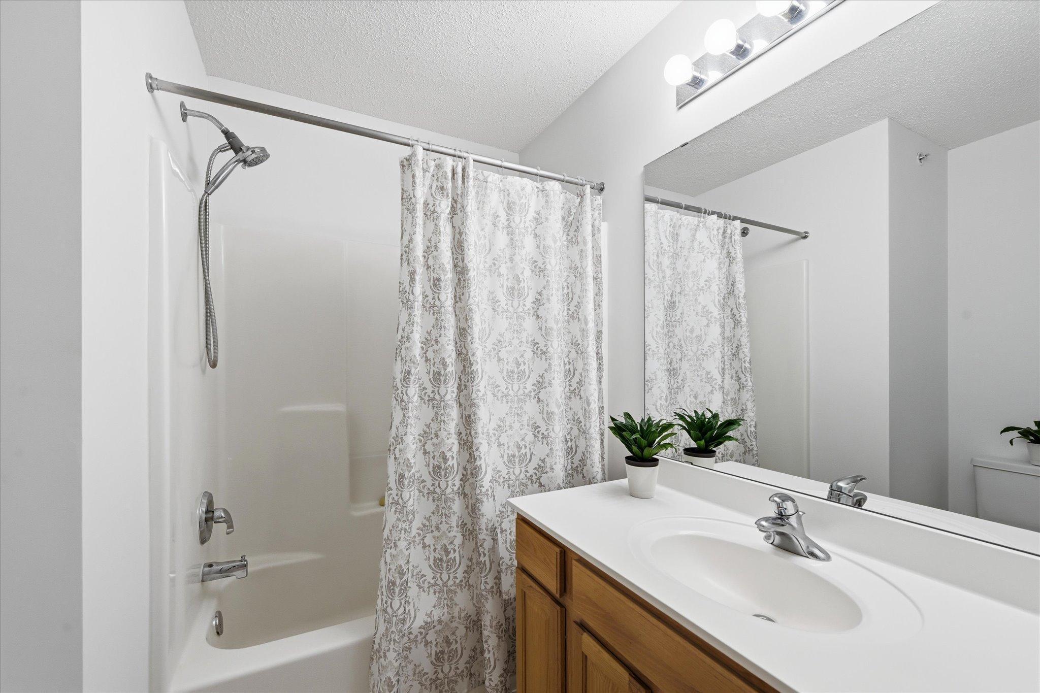 Full upper level bathroom is clean and bright!