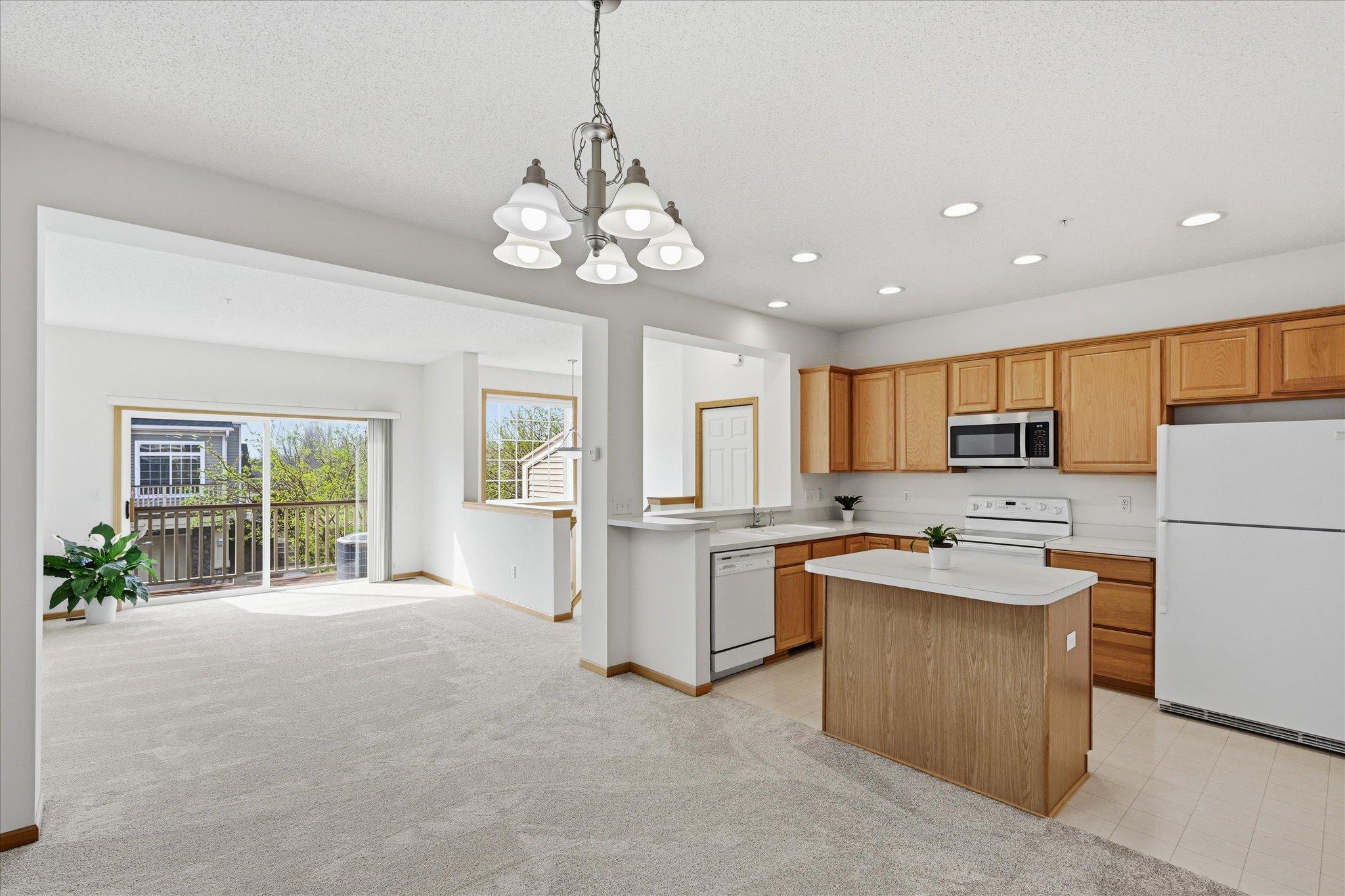 Spacious kitchen with nice center island!