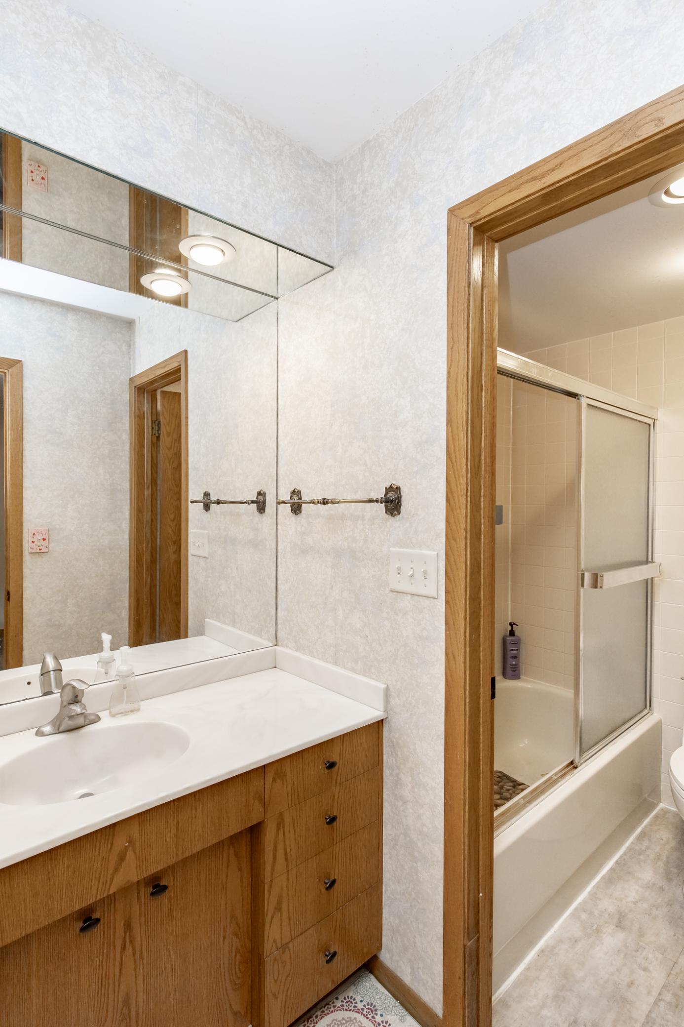 Upstairs Full Bathroom