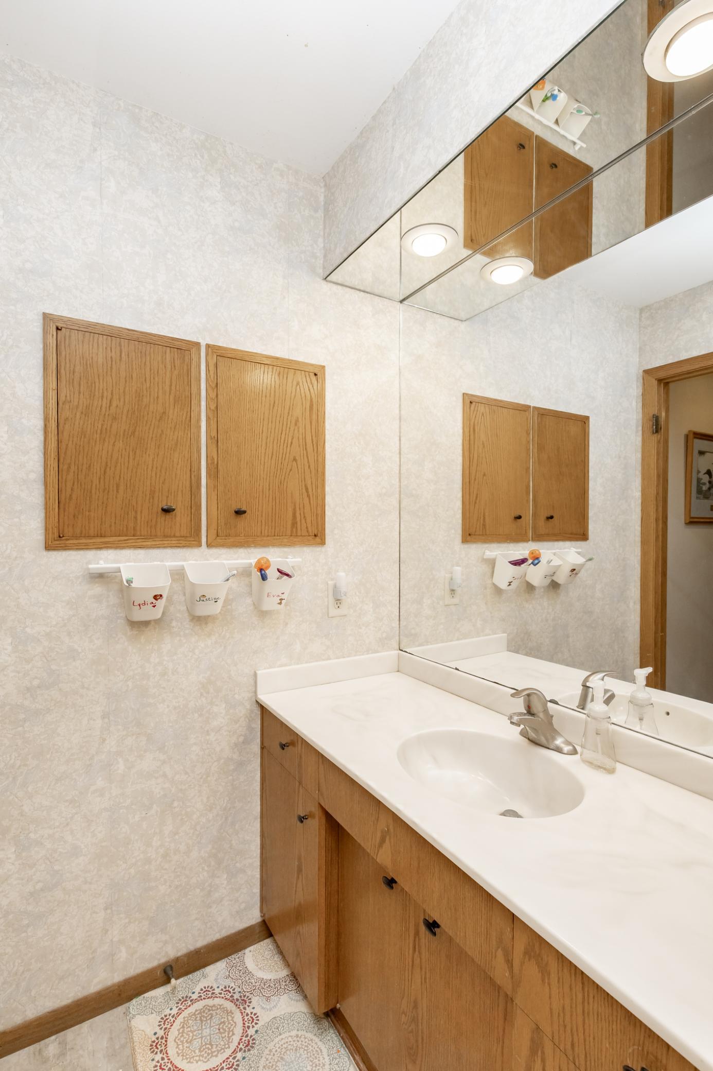 Upstairs Full Bathroom