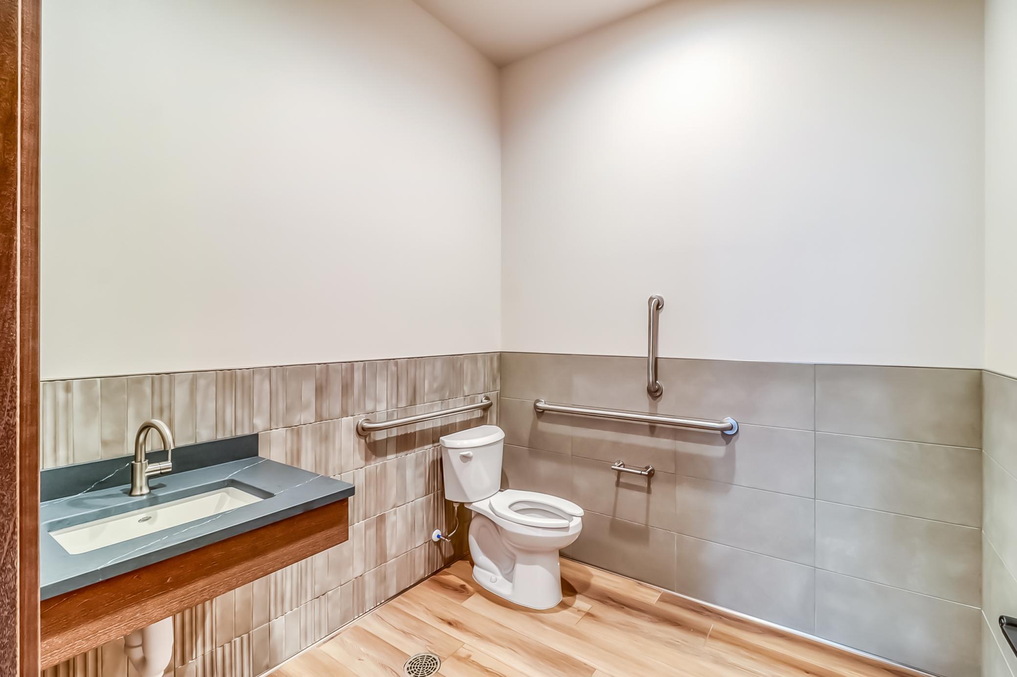 53rd_bathroom1_1.jpg
