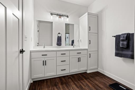 Dual sinks/quartz countertops
