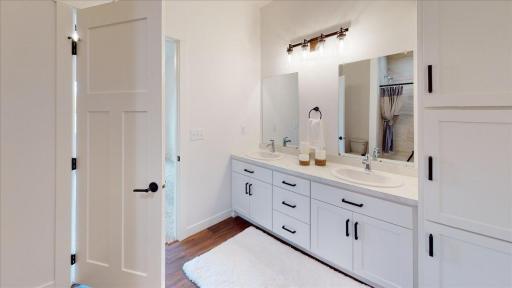 08-209-Woodcrest-Drive-Bathroom.jpg