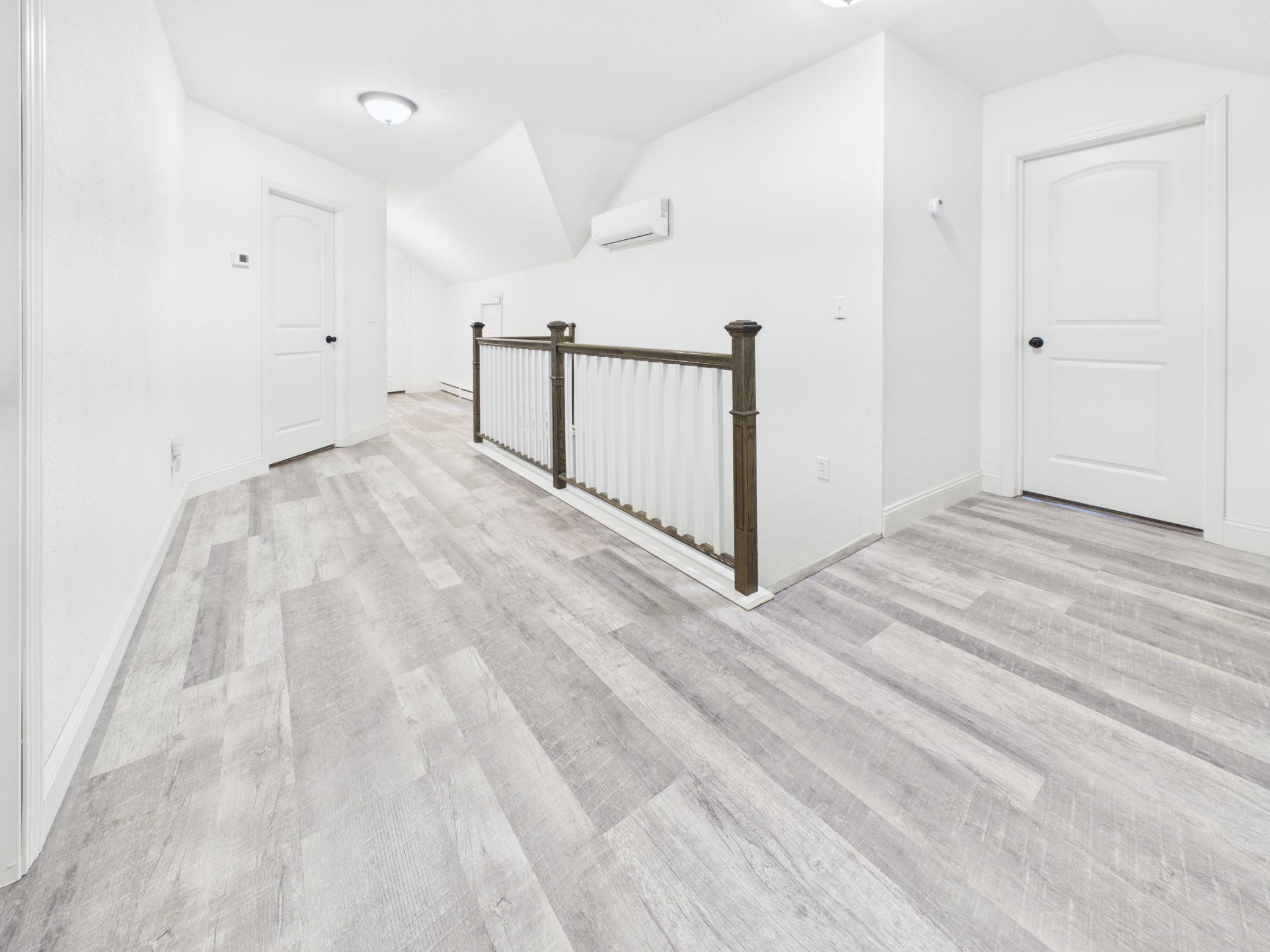 Spacious loft / walking area to the upstairs bedrooms