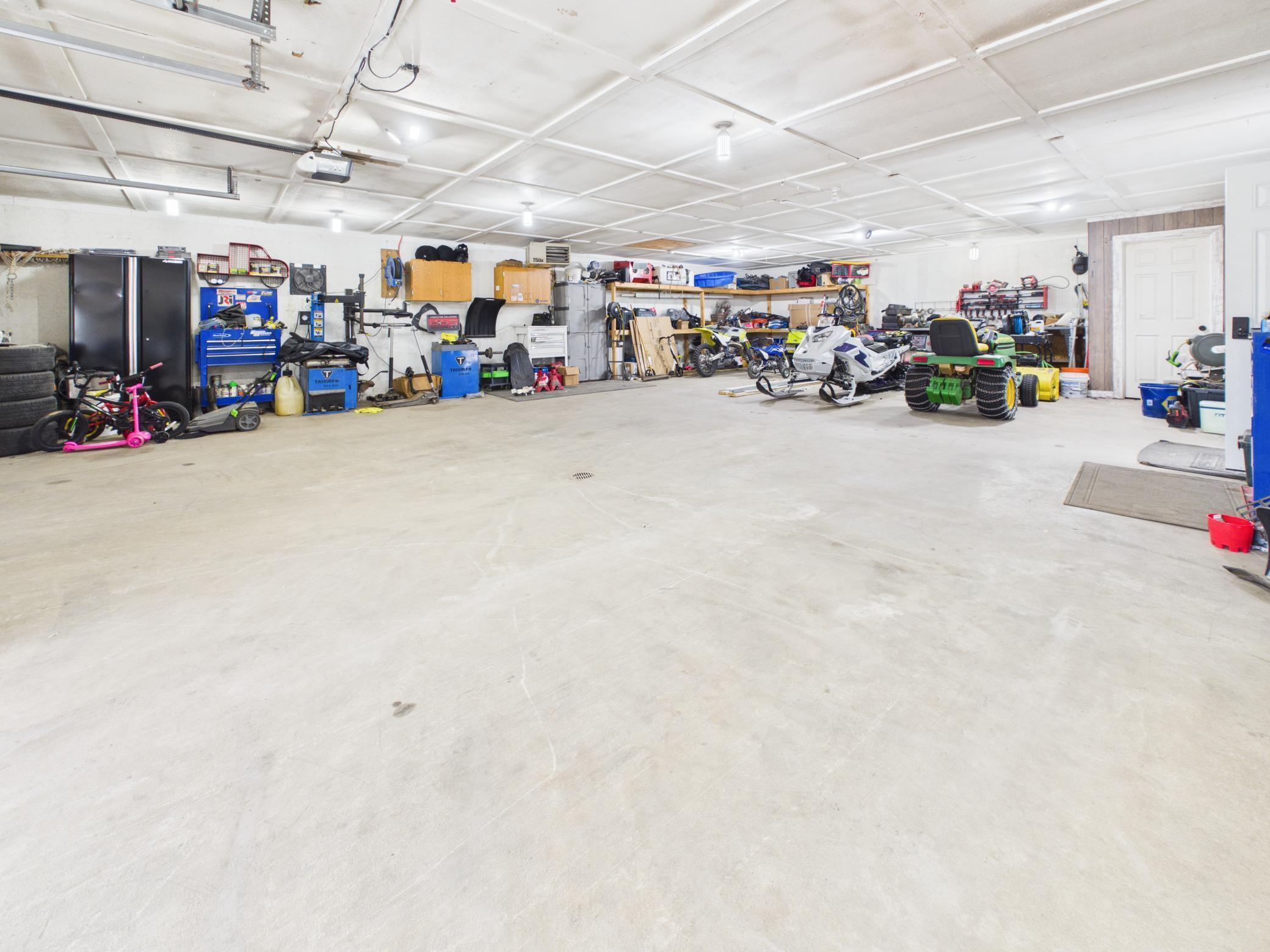 Oversized 27' x 43' heated garage!!