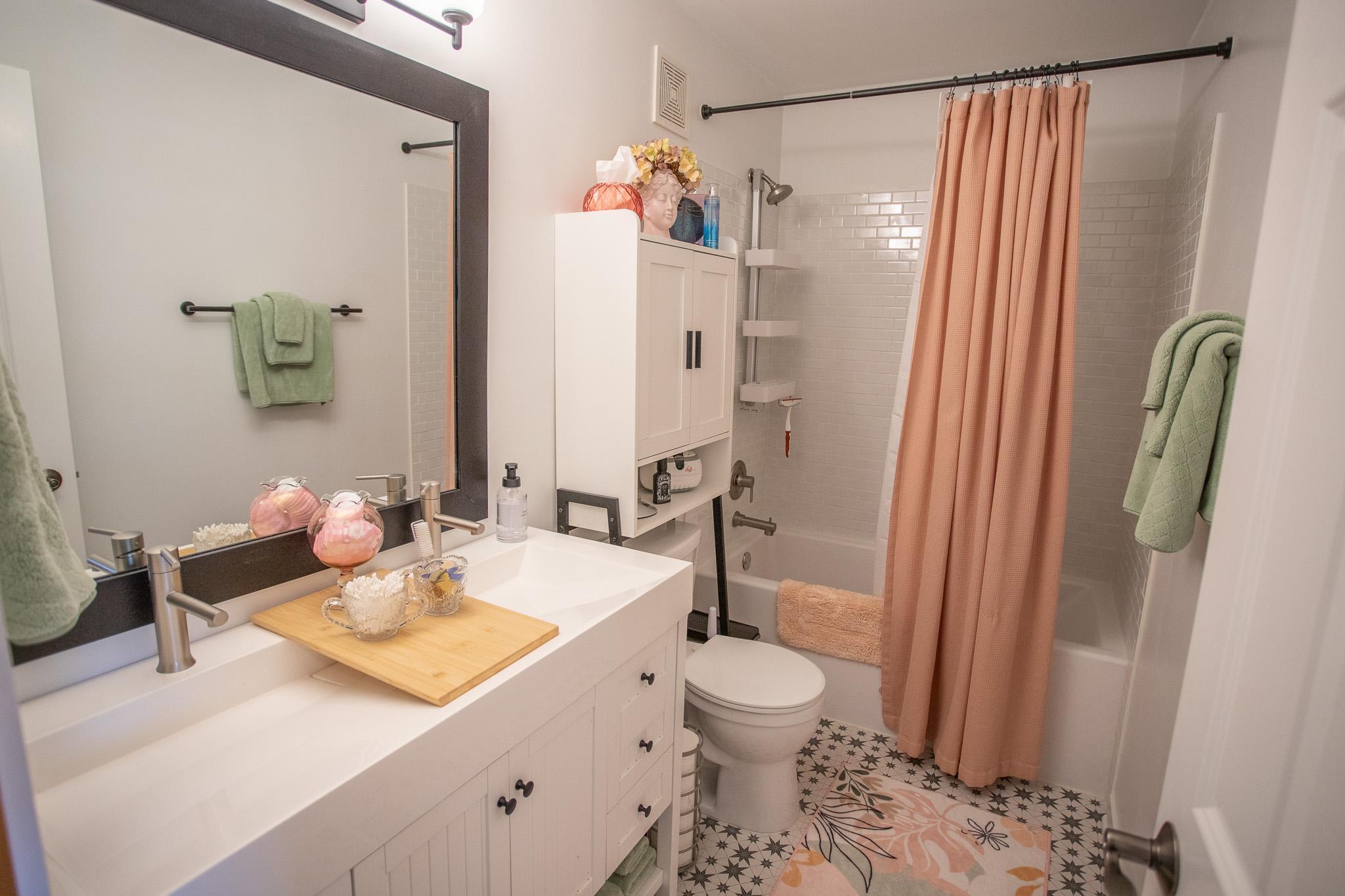 Upper level full bath