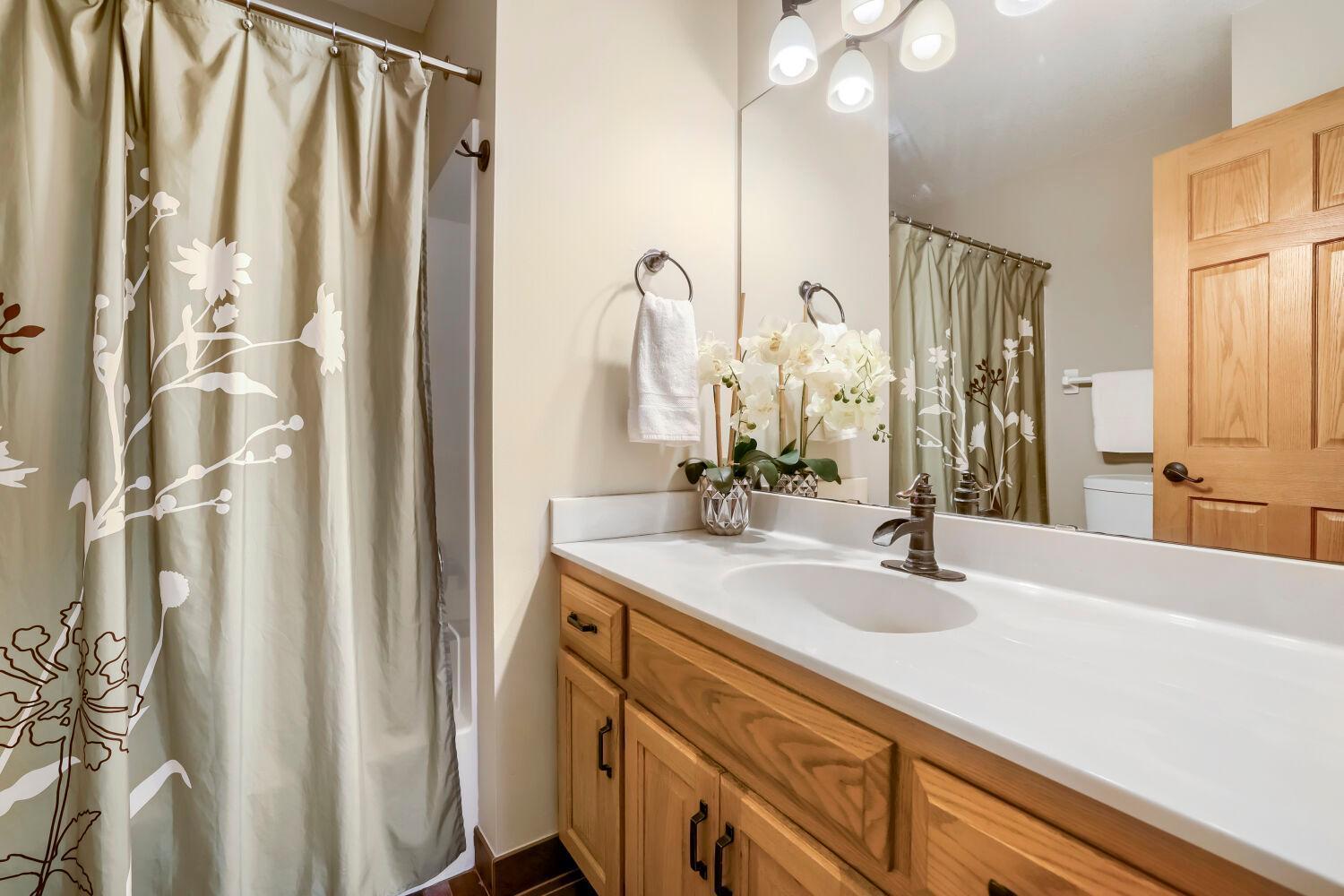 21216 pierce Street NE - Web Quality - 025 - 18 Bathroom.jpg