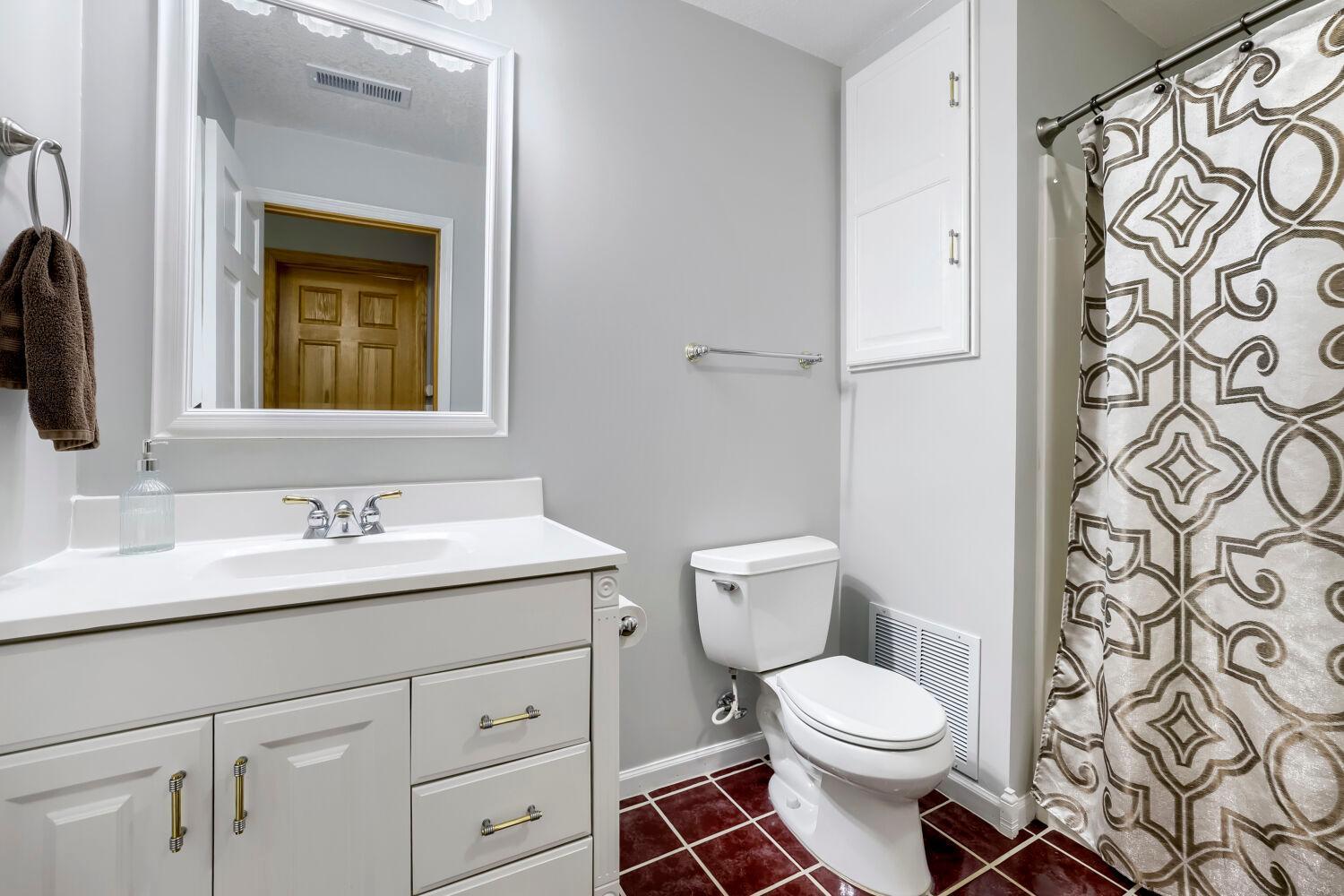 21216 pierce Street NE - Web Quality - 024 - 17 Bathroom.jpg